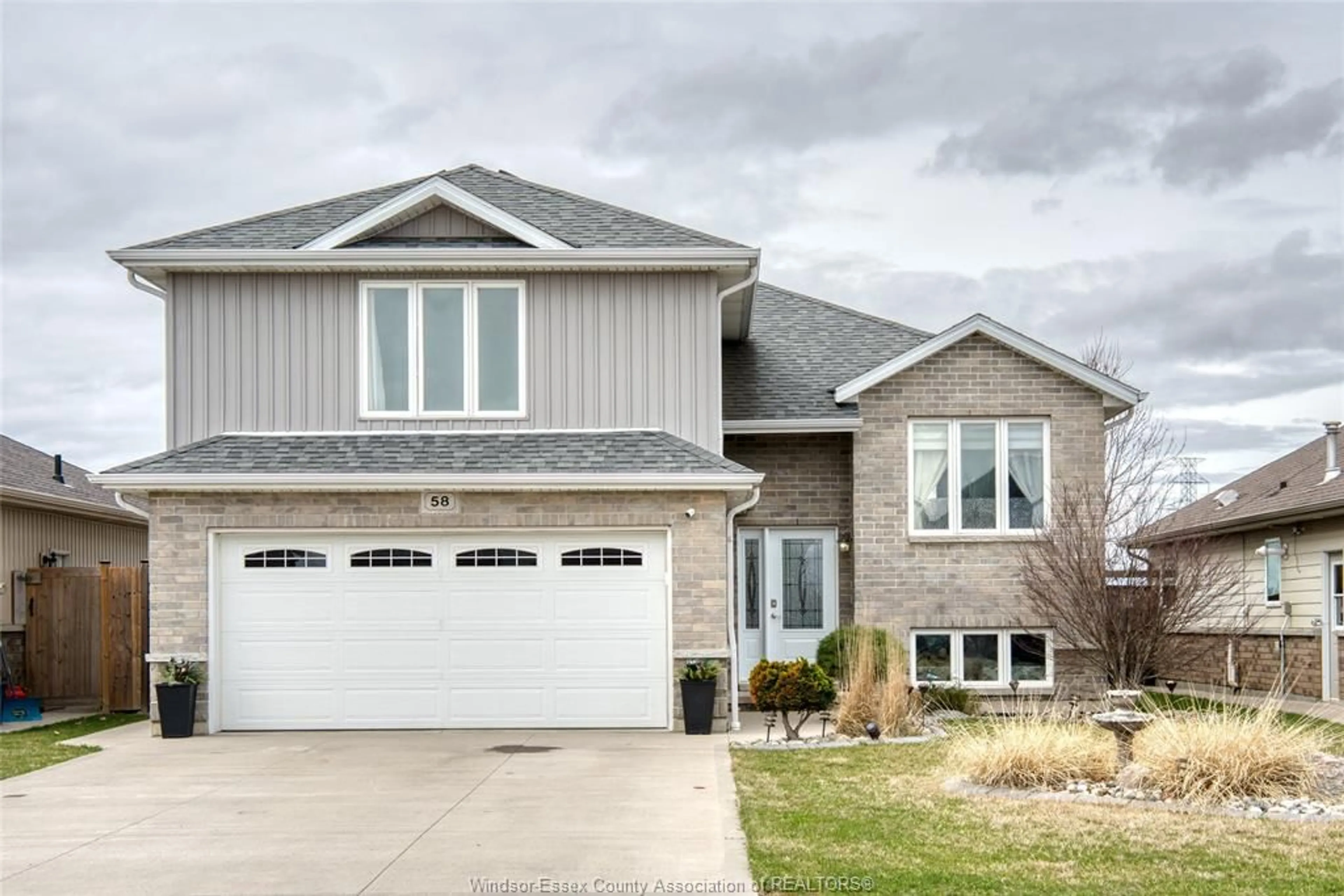 Home with vinyl exterior material, street for 58 Homesteads, Tilbury Ontario N0P 2L0