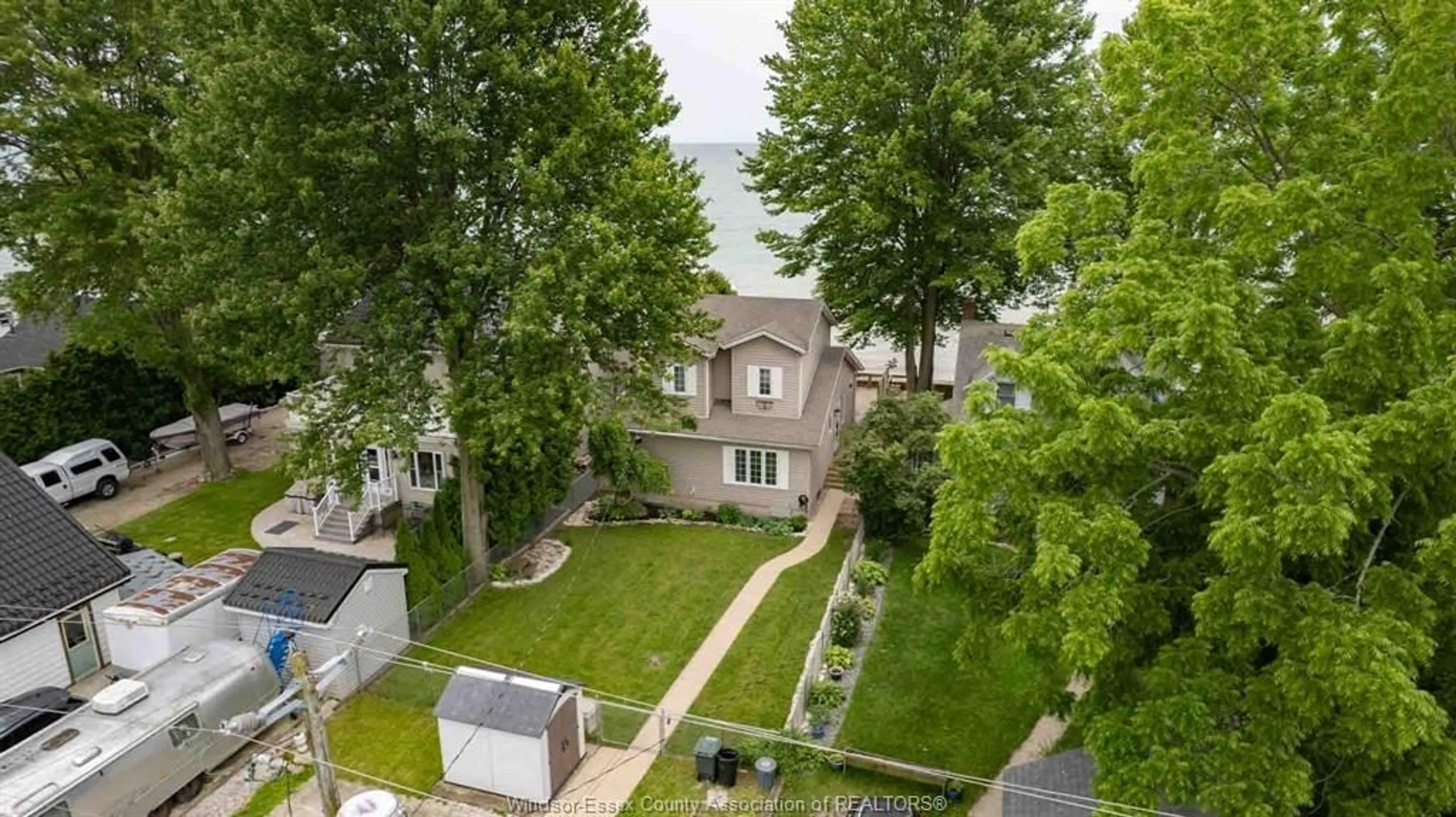 A pic from outside/outdoor area/front of a property/back of a property/a pic from drone, street for 235 LAKEWOOD Dr, Amherstburg Ontario N9V 2Y8