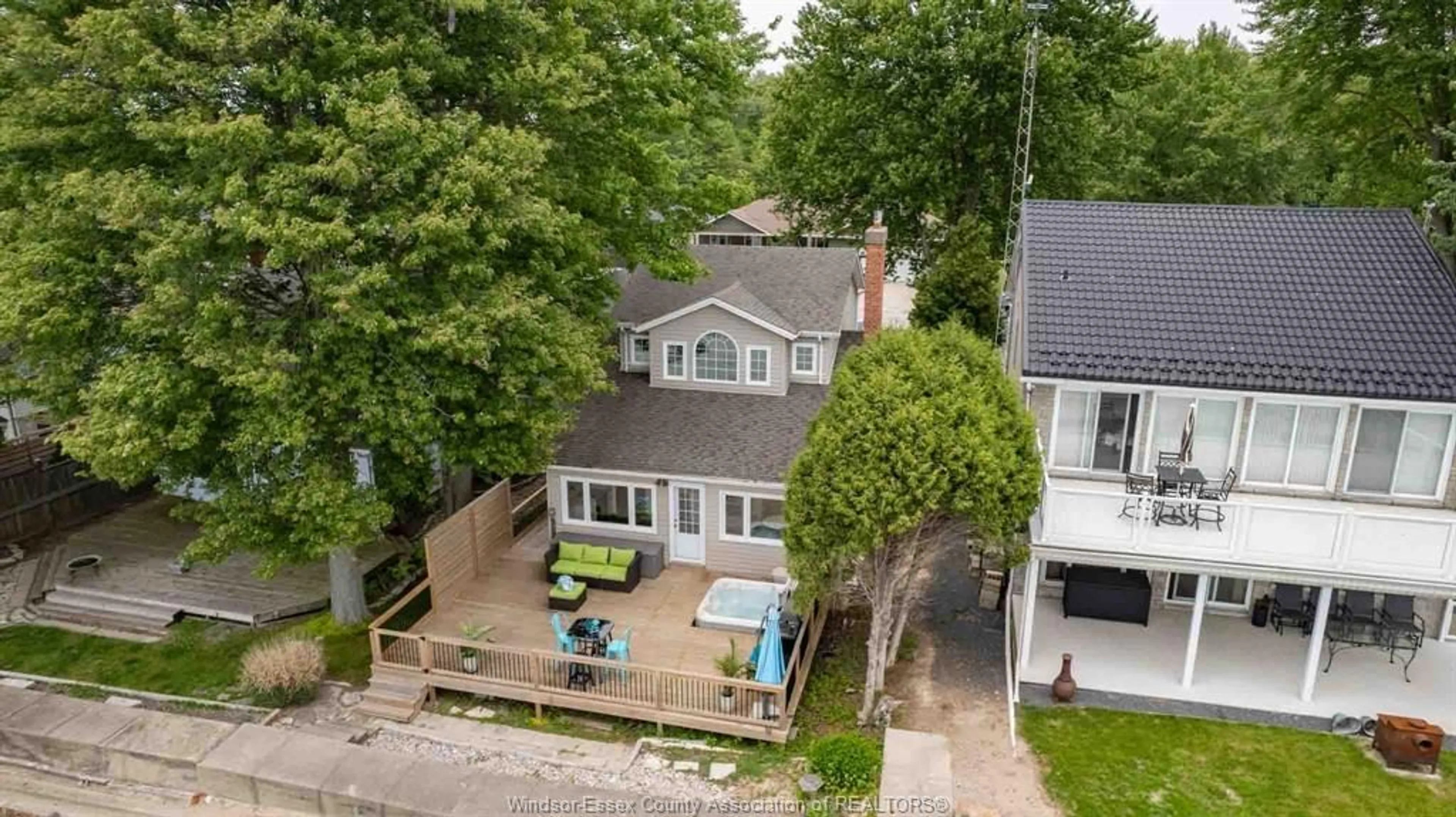 A pic from outside/outdoor area/front of a property/back of a property/a pic from drone, street for 235 LAKEWOOD Dr, Amherstburg Ontario N9V 2Y8