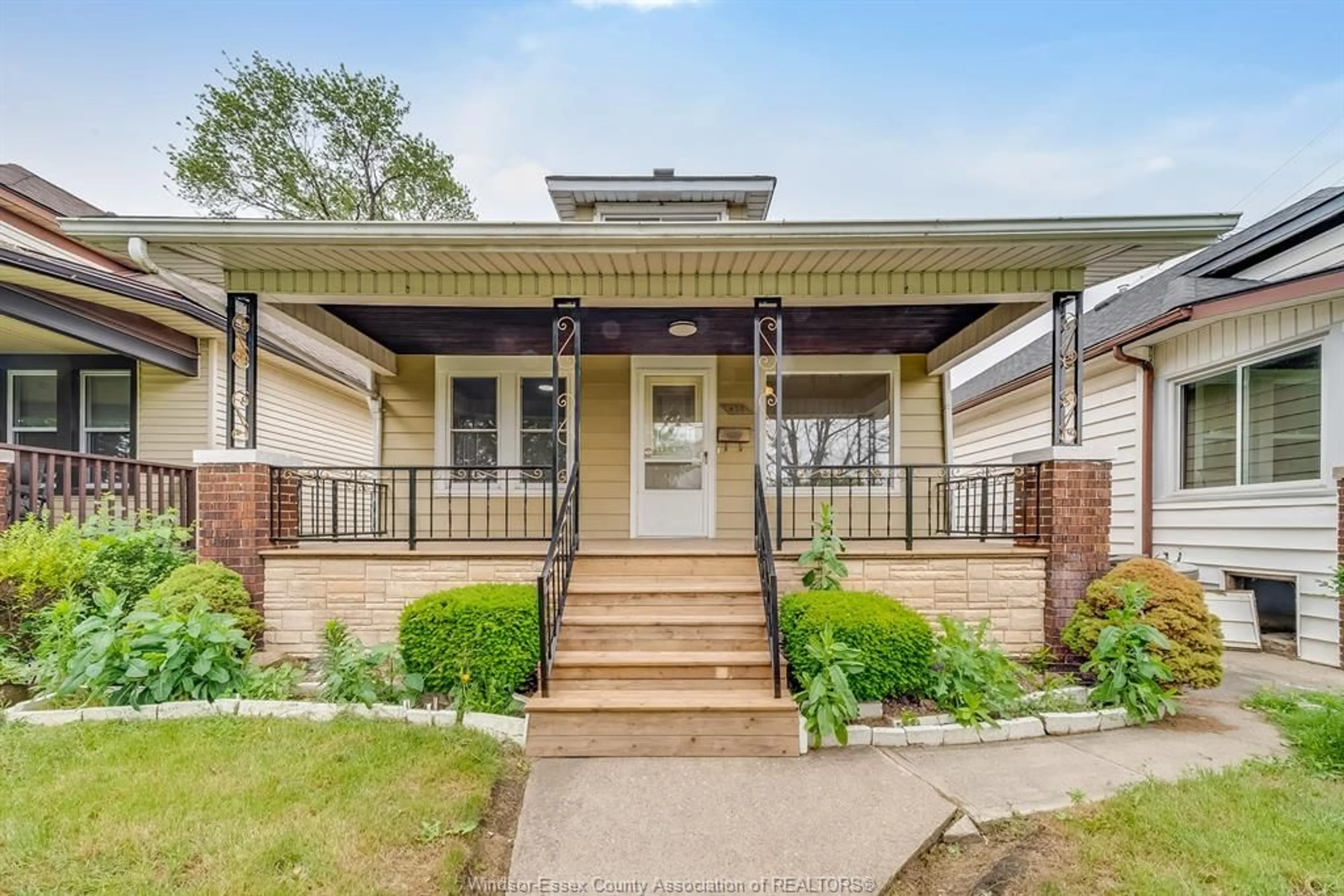Home with vinyl exterior material, street for 855 OAK, Windsor Ontario N9A 5G1