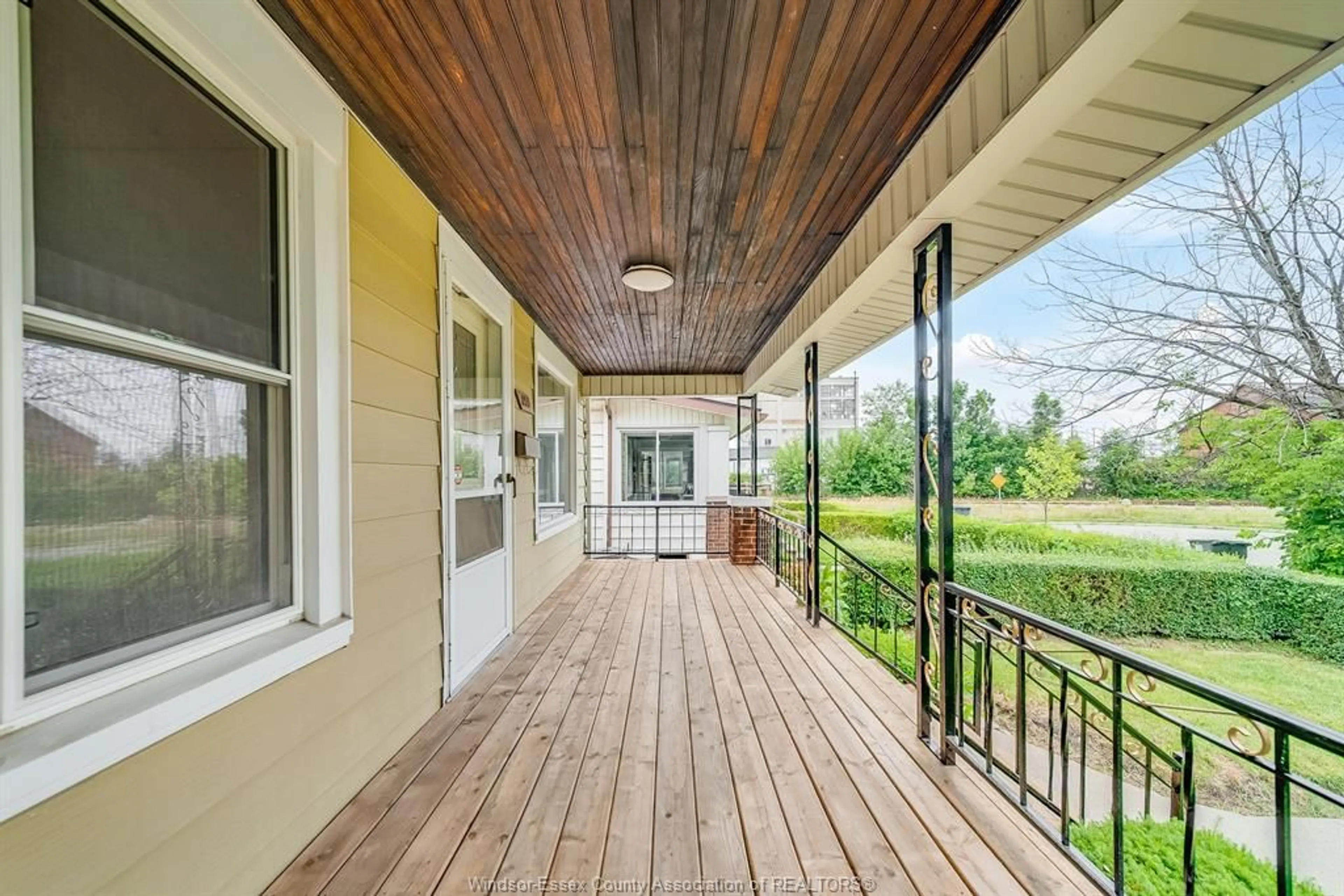 Patio, street for 855 OAK, Windsor Ontario N9A 5G1