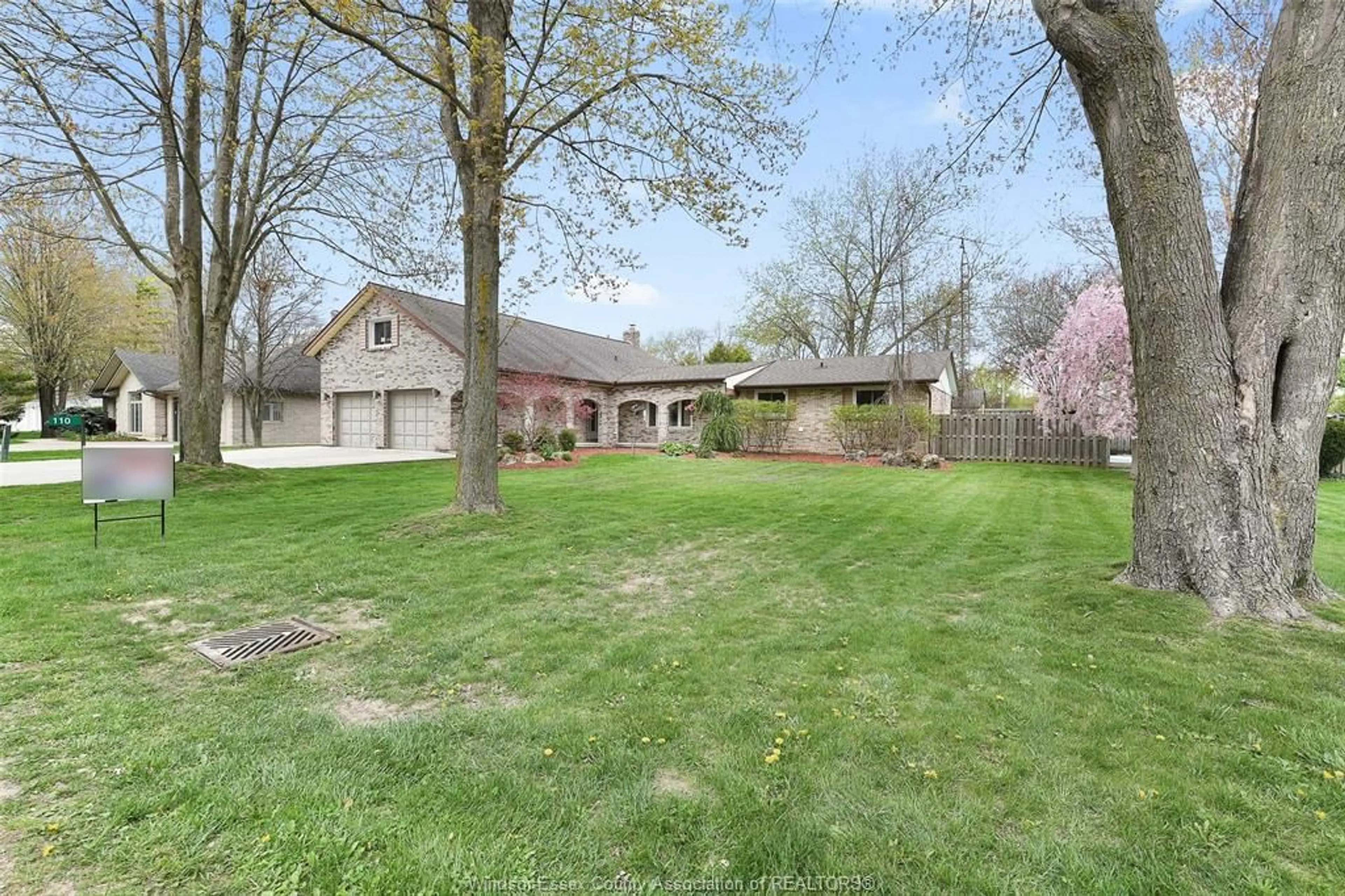 A pic from outside/outdoor area/front of a property/back of a property/a pic from drone, unknown for 110 Lake Erie Dr, Amherstburg Ontario N9V 2Y8