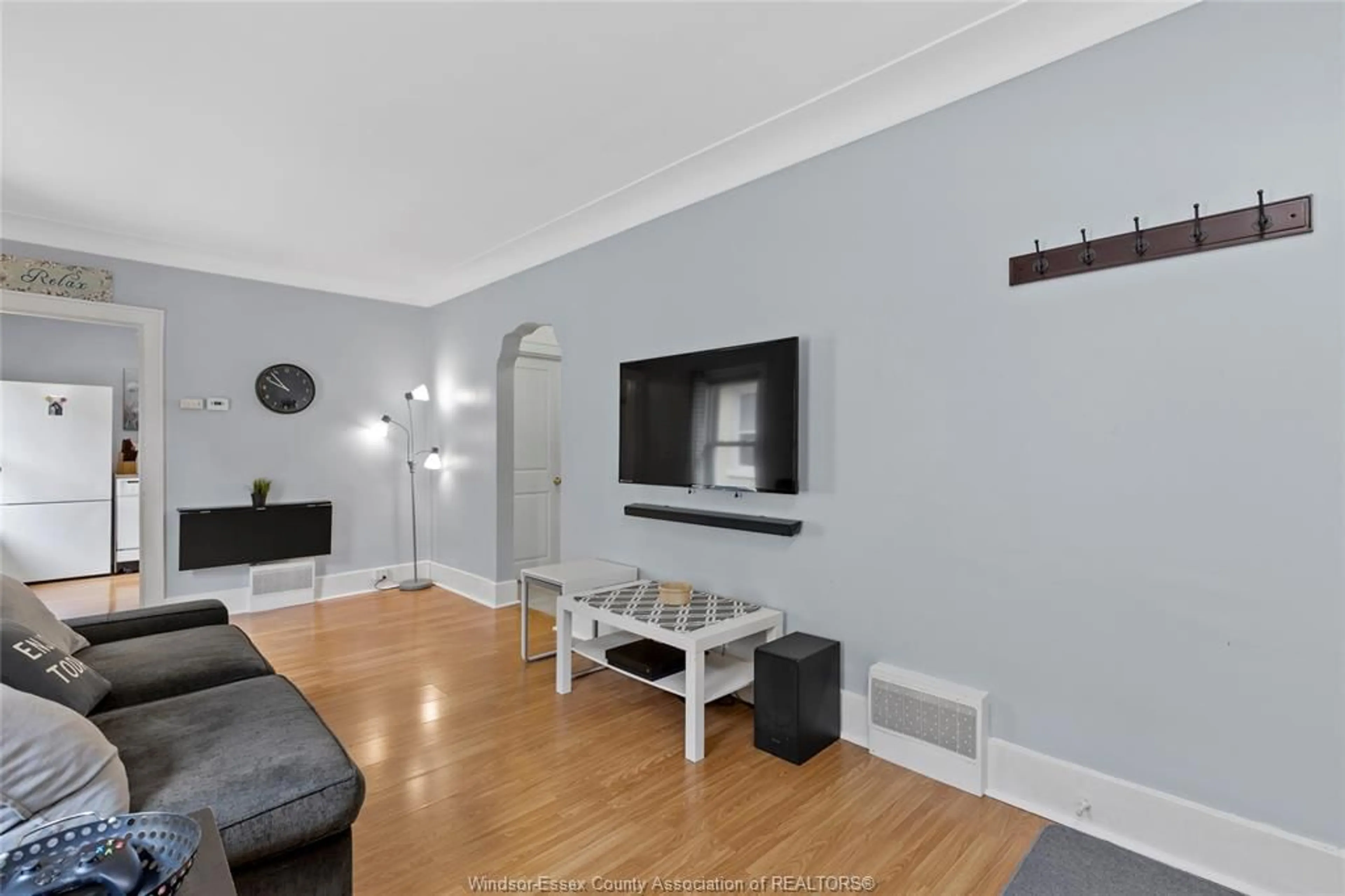 Living room with furniture, wood/laminate floor for 947 JOSEPHINE, Windsor Ontario N9B 2L4