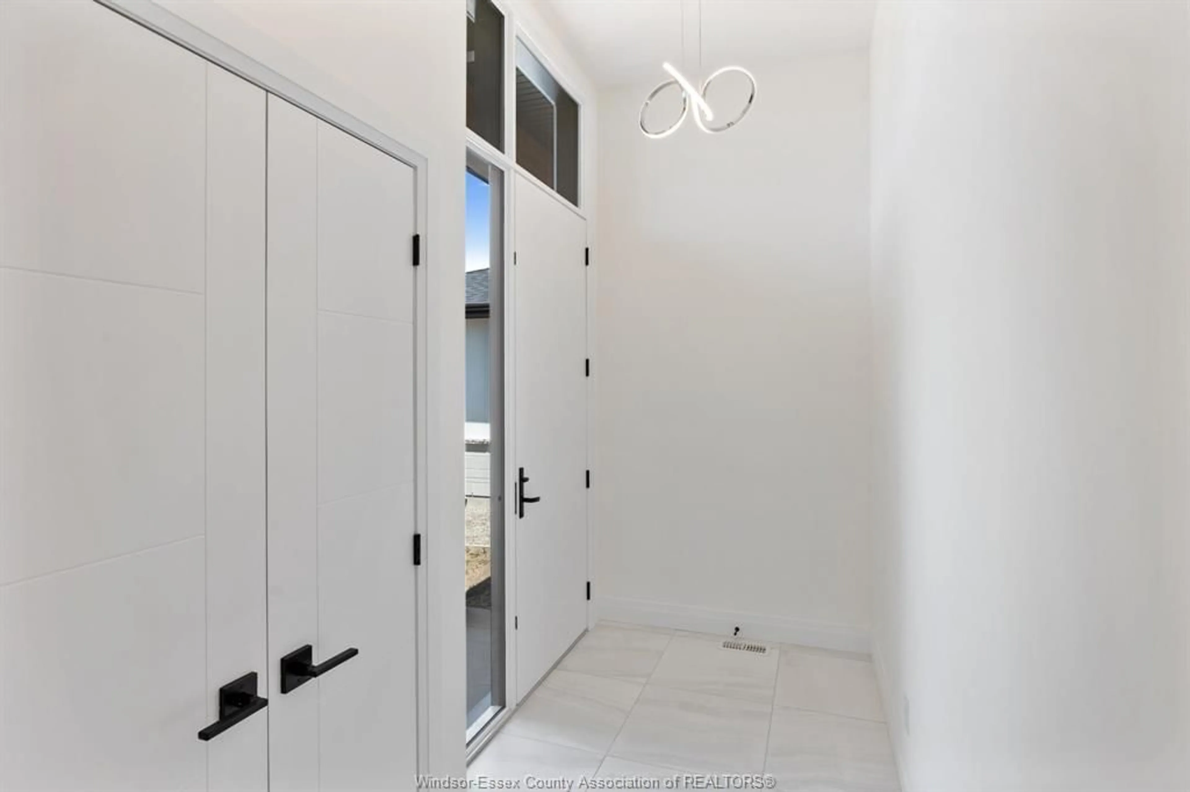 Indoor entryway for 50 DESTINY, Leamington Ontario N8H 0E1