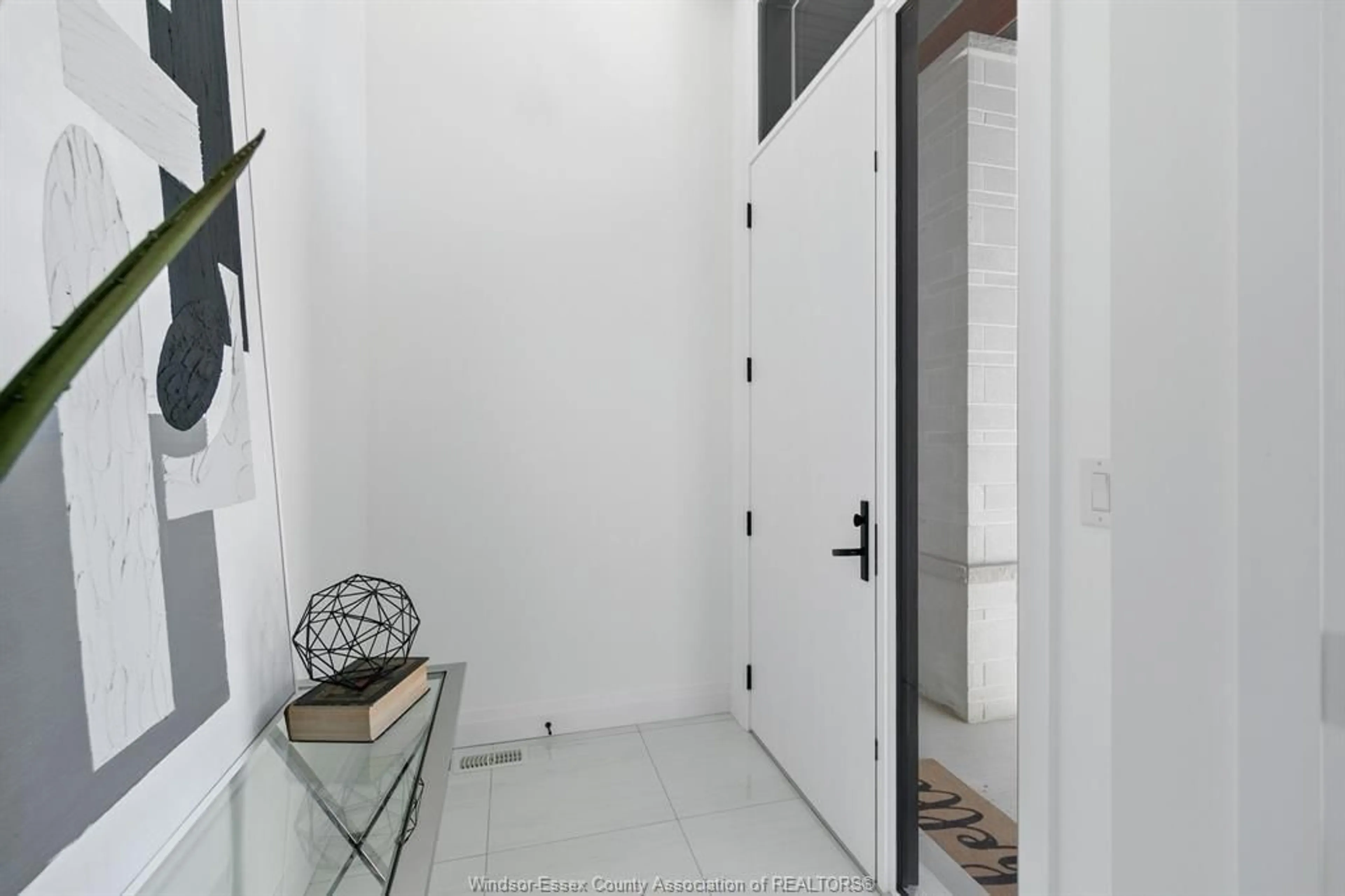 Indoor foyer for 52 DESTINY, Leamington Ontario N8H 0E1