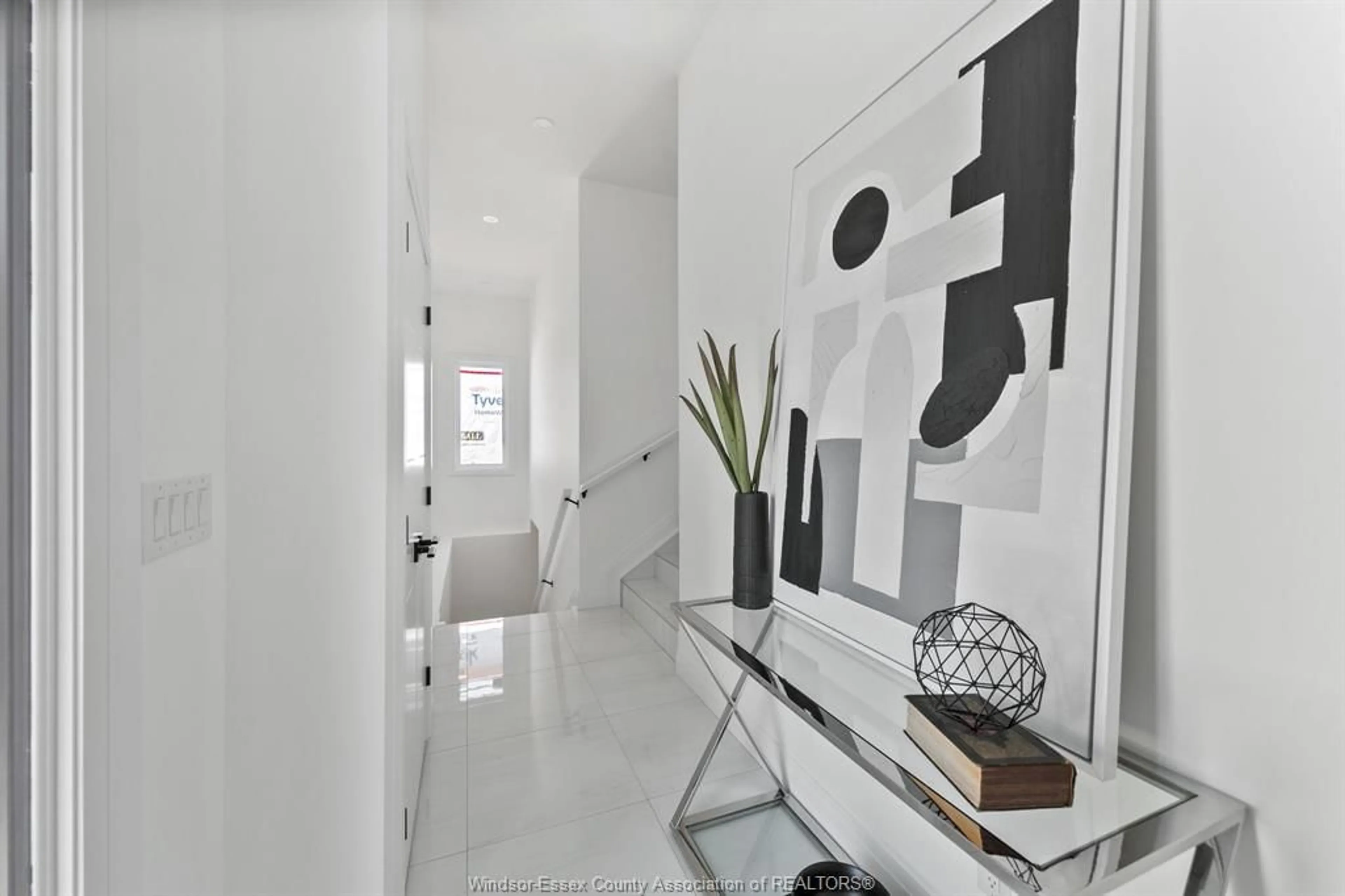 Indoor entryway for 52 DESTINY, Leamington Ontario N8H 0E1