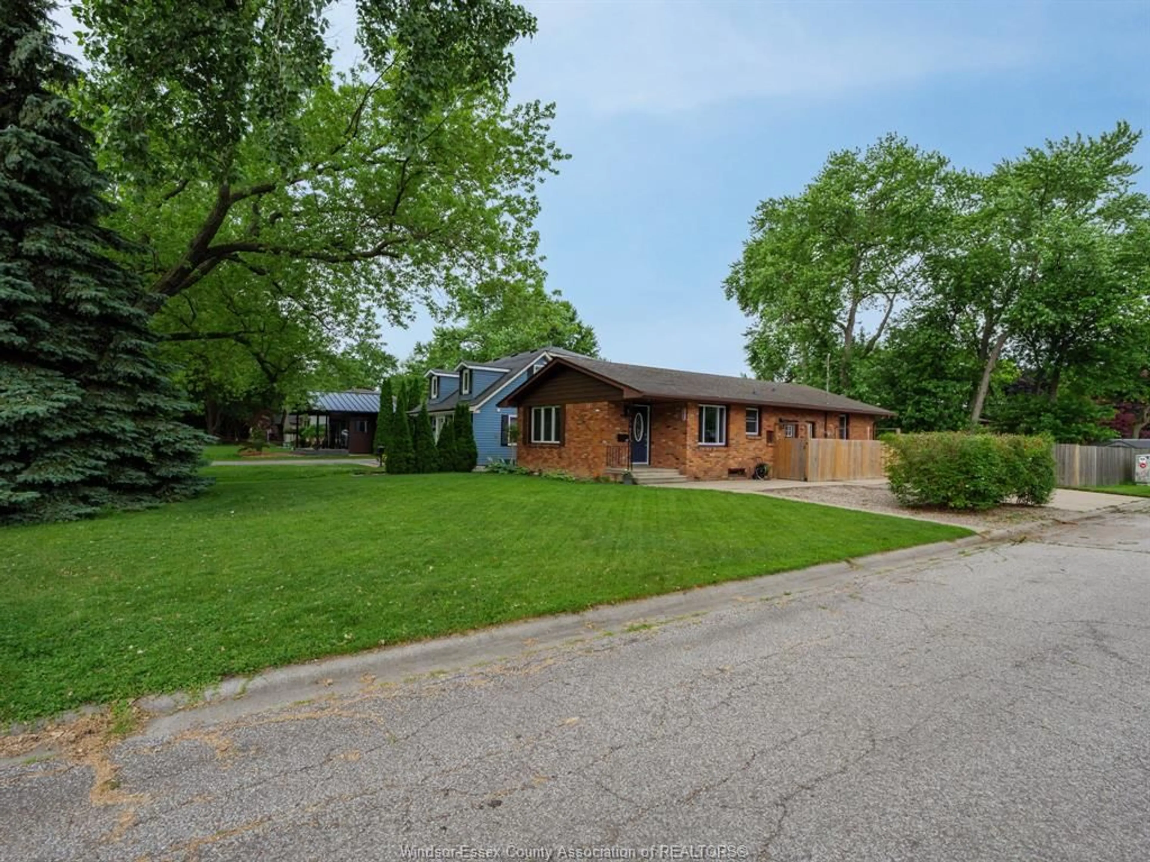 A pic from outside/outdoor area/front of a property/back of a property/a pic from drone, street for 305 EDGEWATER Blvd, Tecumseh Ontario N8N 2G9