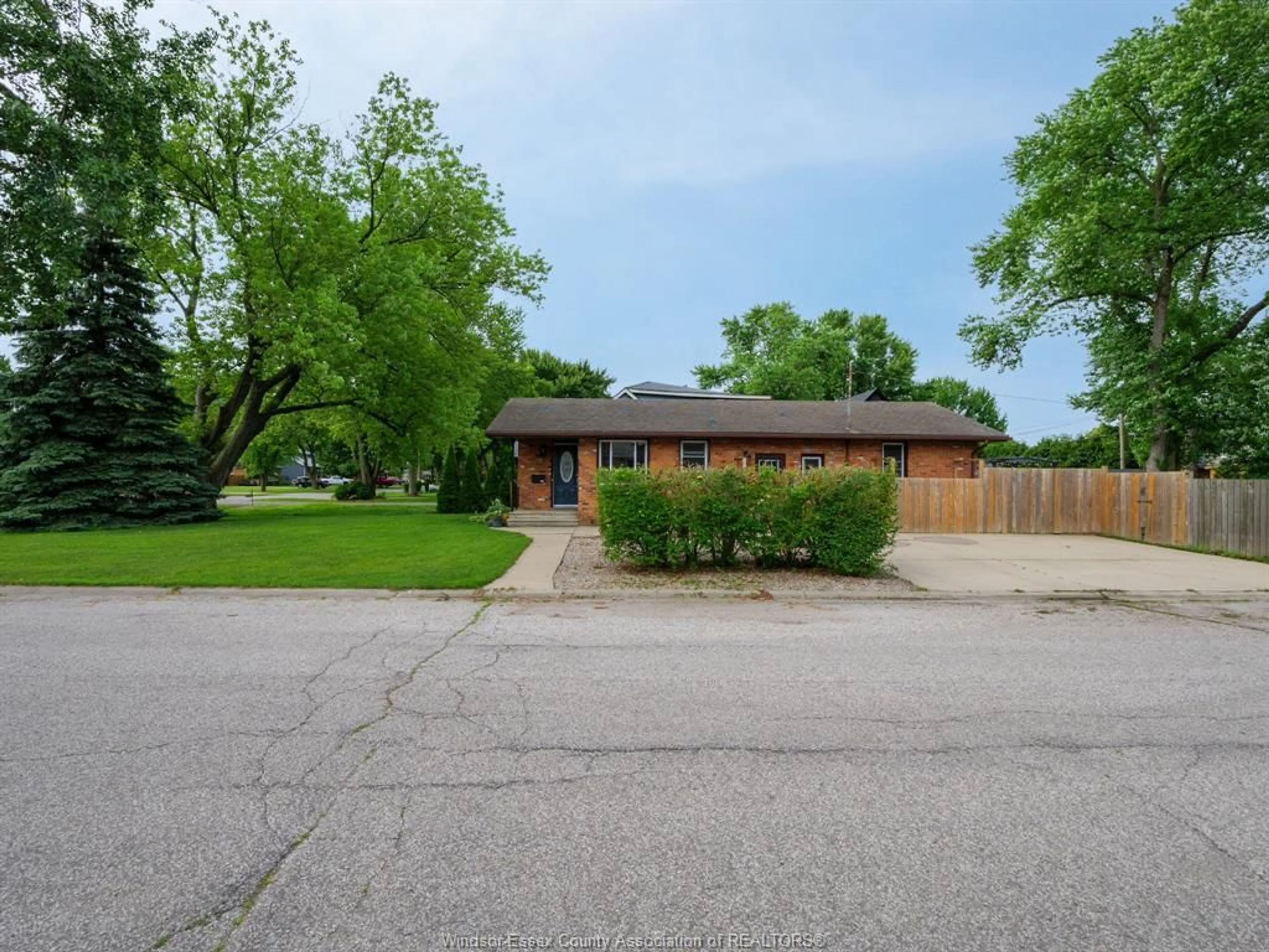 Home with brick exterior material, street for 305 EDGEWATER Blvd, Tecumseh Ontario N8N 2G9