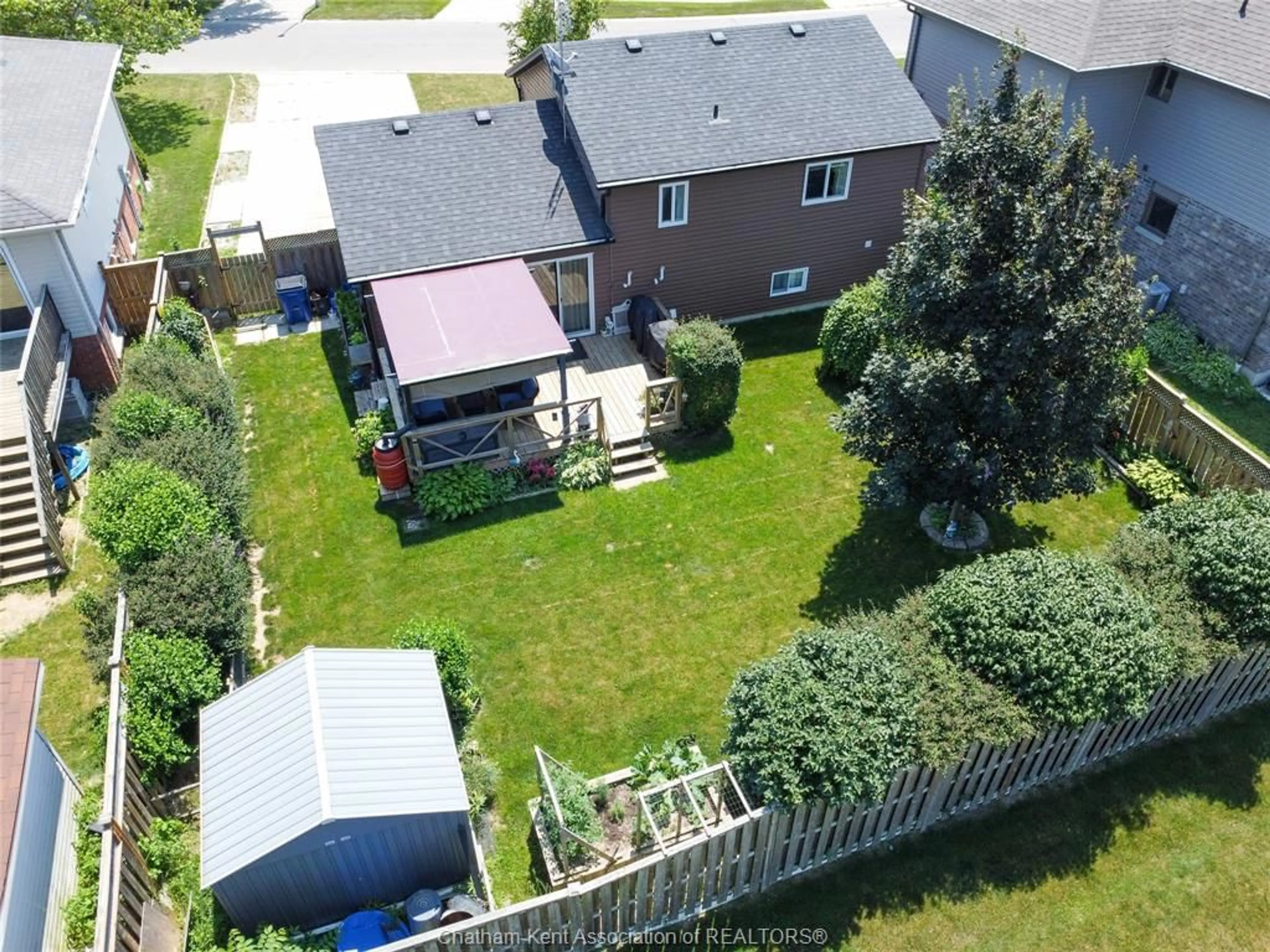 A pic from outside/outdoor area/front of a property/back of a property/a pic from drone, unknown for 227 Bristol Dr, Chatham Ontario N7M 6K9