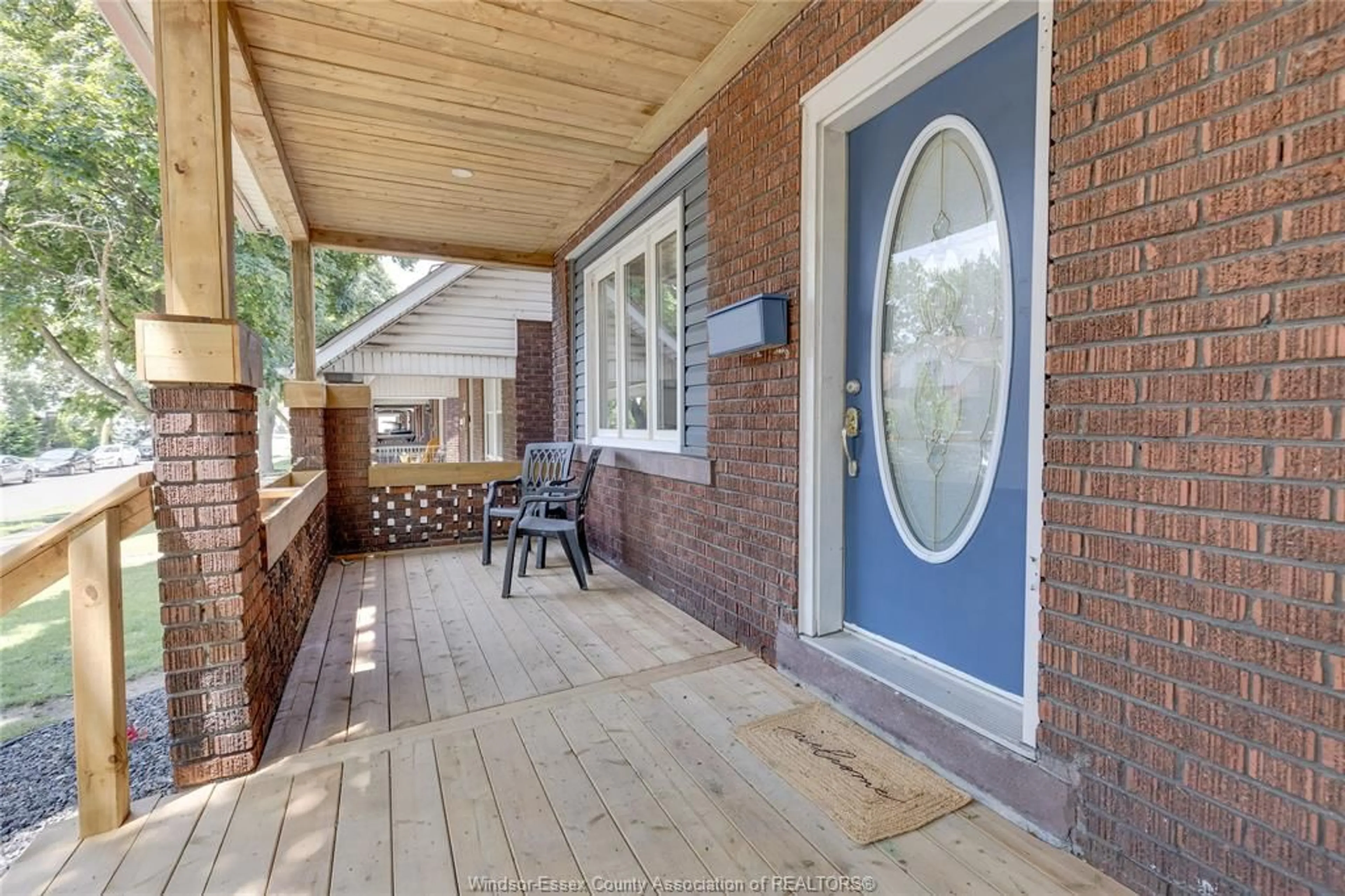 Unknown for 1372 Gladstone, Windsor Ontario N8X 1L8
