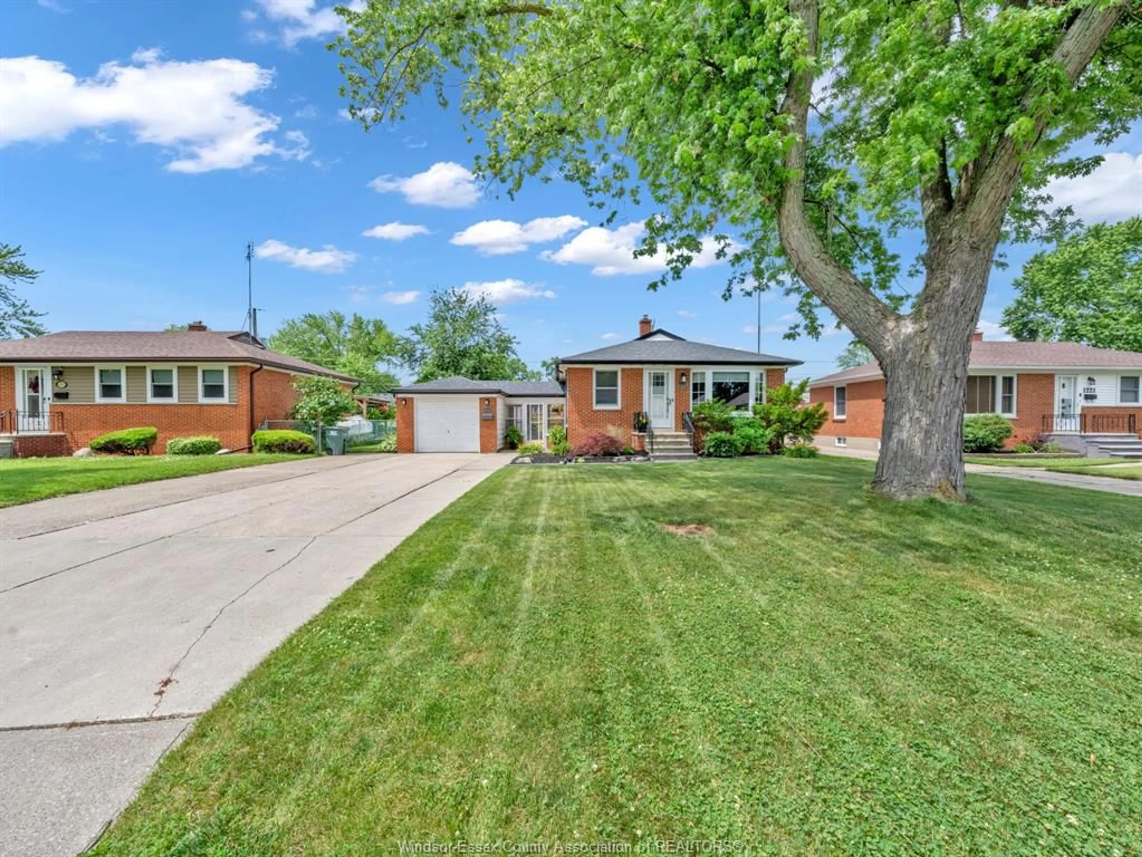 A pic from outside/outdoor area/front of a property/back of a property/a pic from drone, street for 1229 EDWARD, Windsor Ontario N8S 3A3
