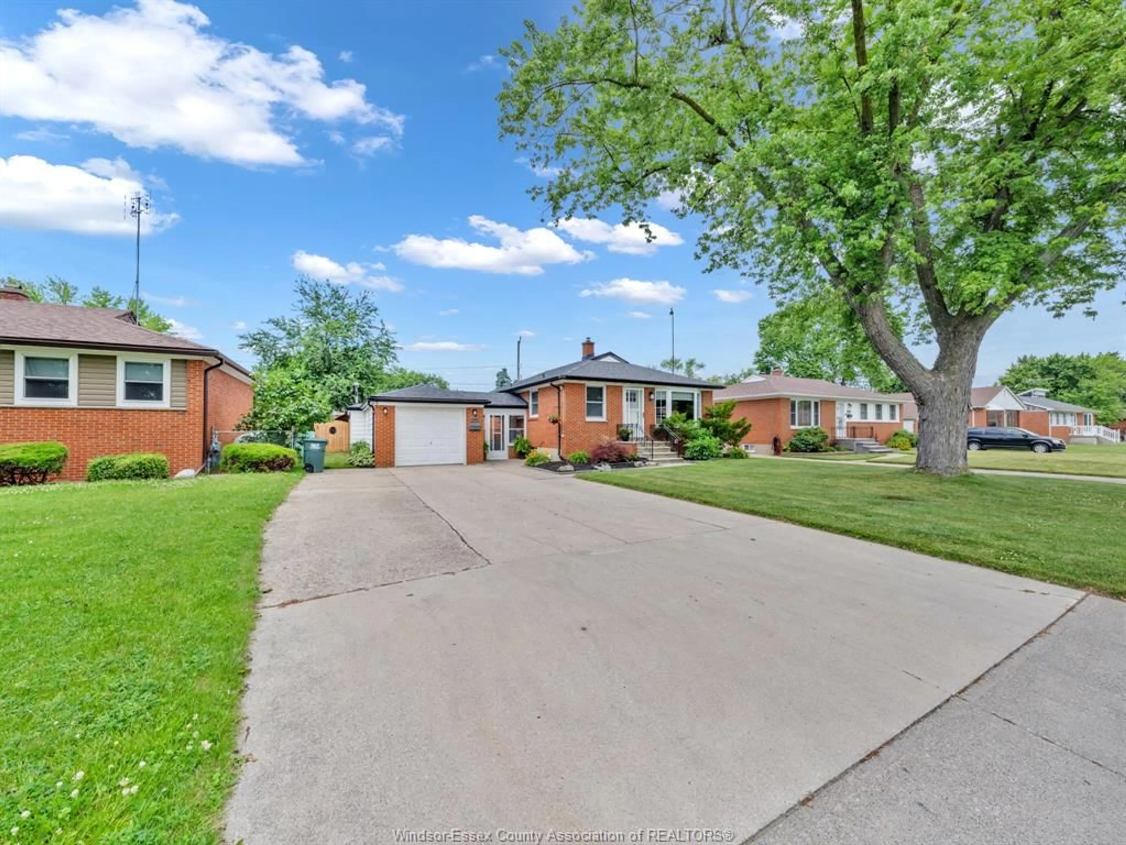 A pic from outside/outdoor area/front of a property/back of a property/a pic from drone, street for 1229 EDWARD, Windsor Ontario N8S 3A3
