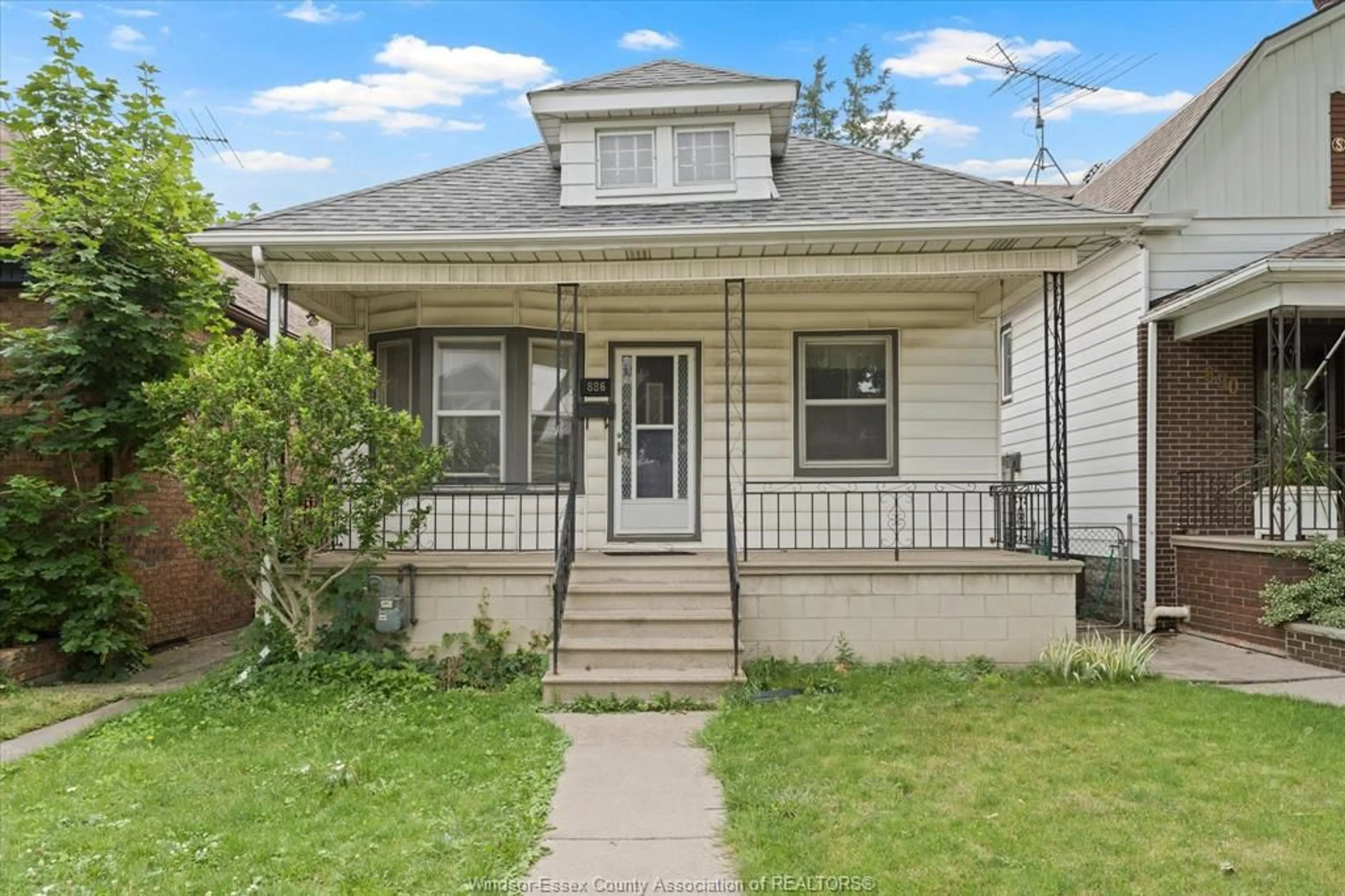 Home with vinyl exterior material, street for 886 GLADSTONE Ave, Windsor Ontario N9A 2R4