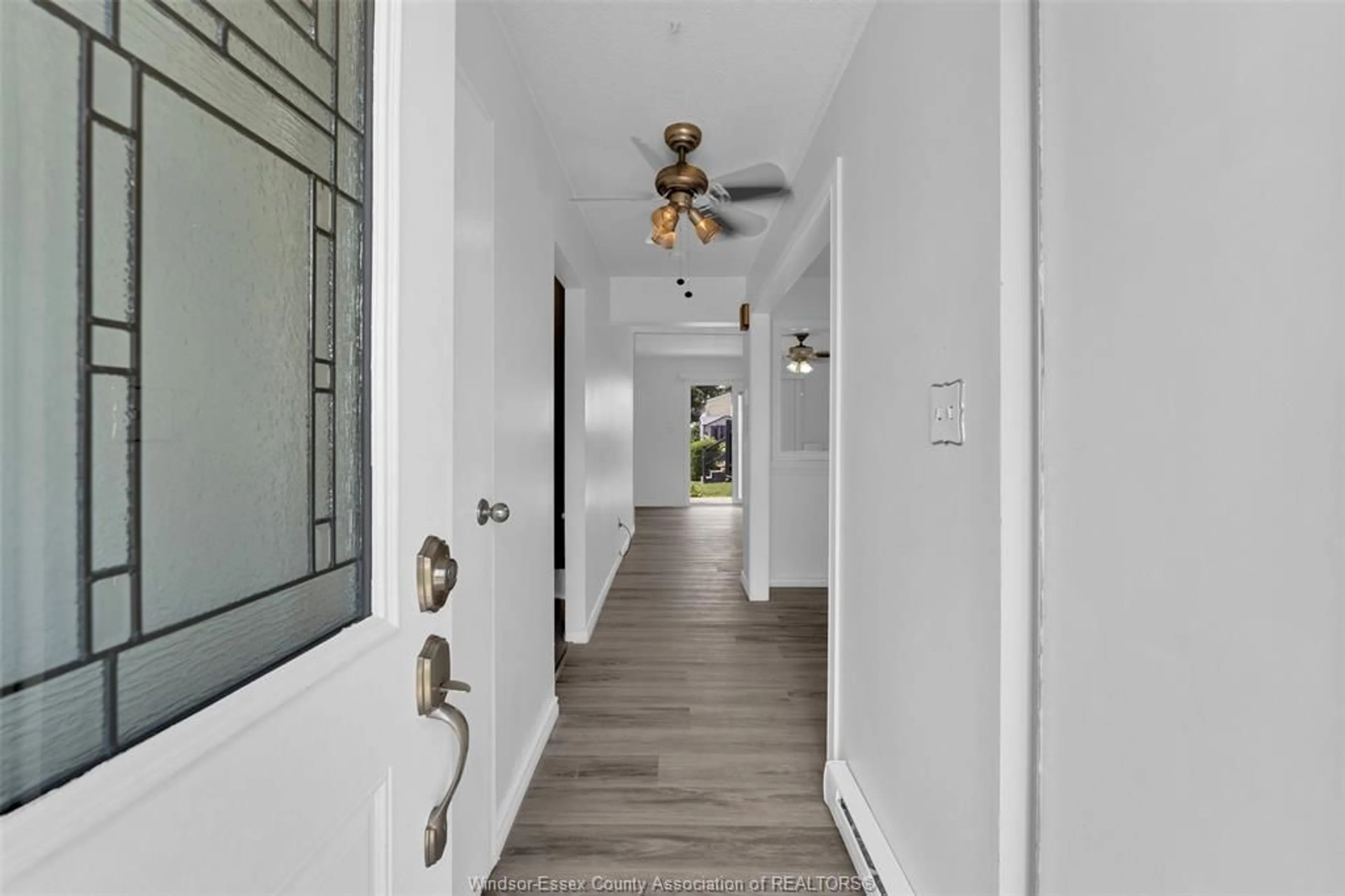 Indoor entryway for 3094 Meadowbrook Lane, Windsor Ontario N8T 3H4