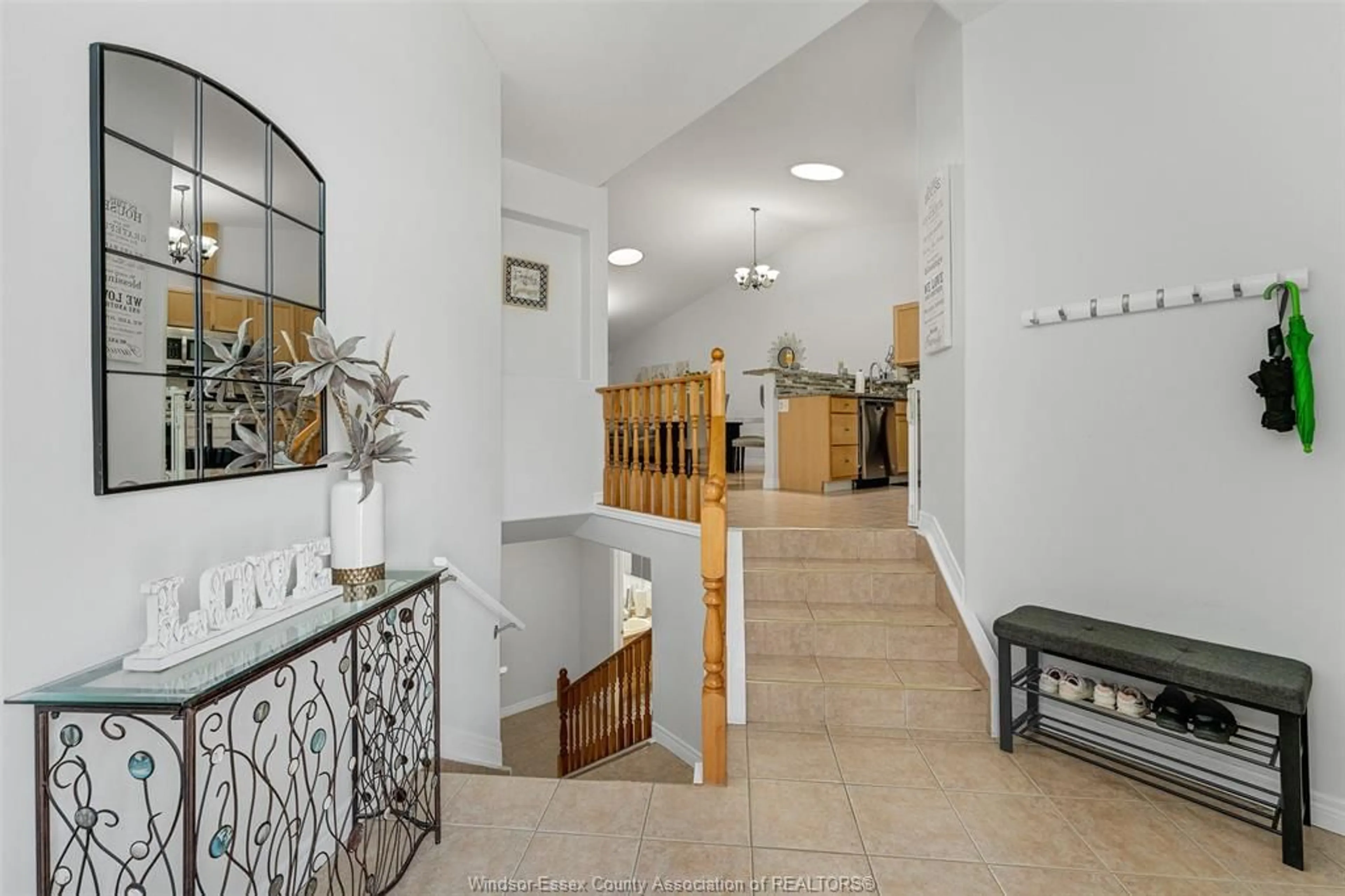 Indoor foyer for 91 THERESA Trail, Leamington Ontario N8H 5M8