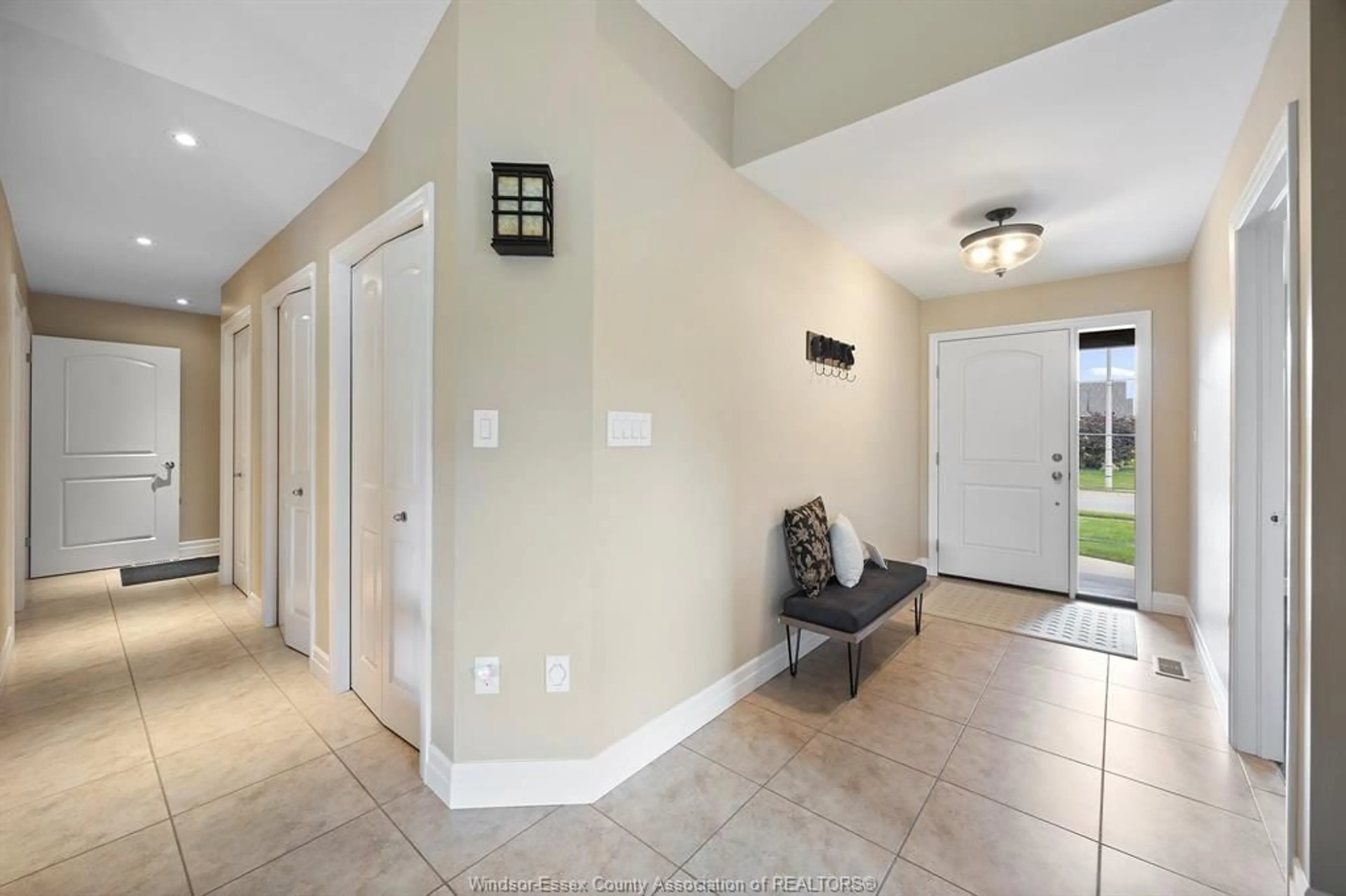 Indoor entryway for 1146 HAYES St, LaSalle Ontario N9H 0G3