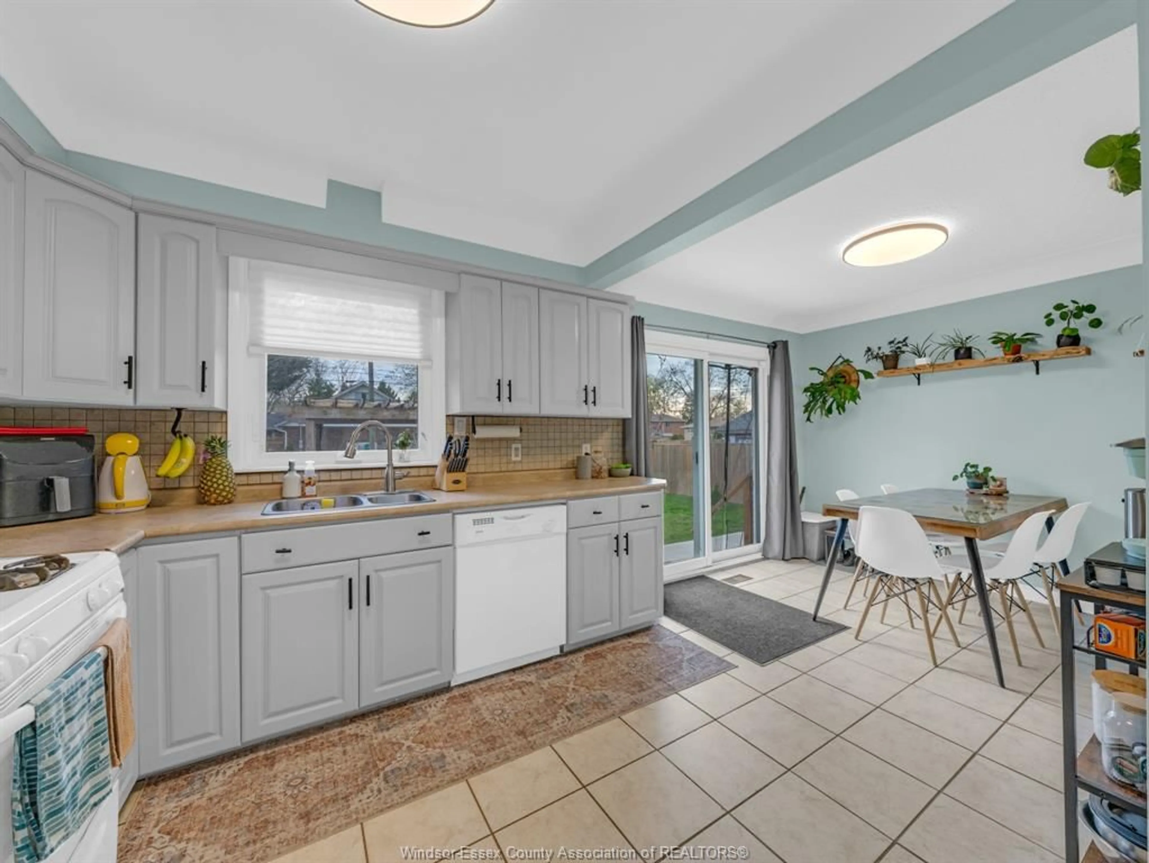 Open concept kitchen, ceramic/tile floor for 2563 WESTMINSTER Blvd, Windsor Ontario N8T 1Y2