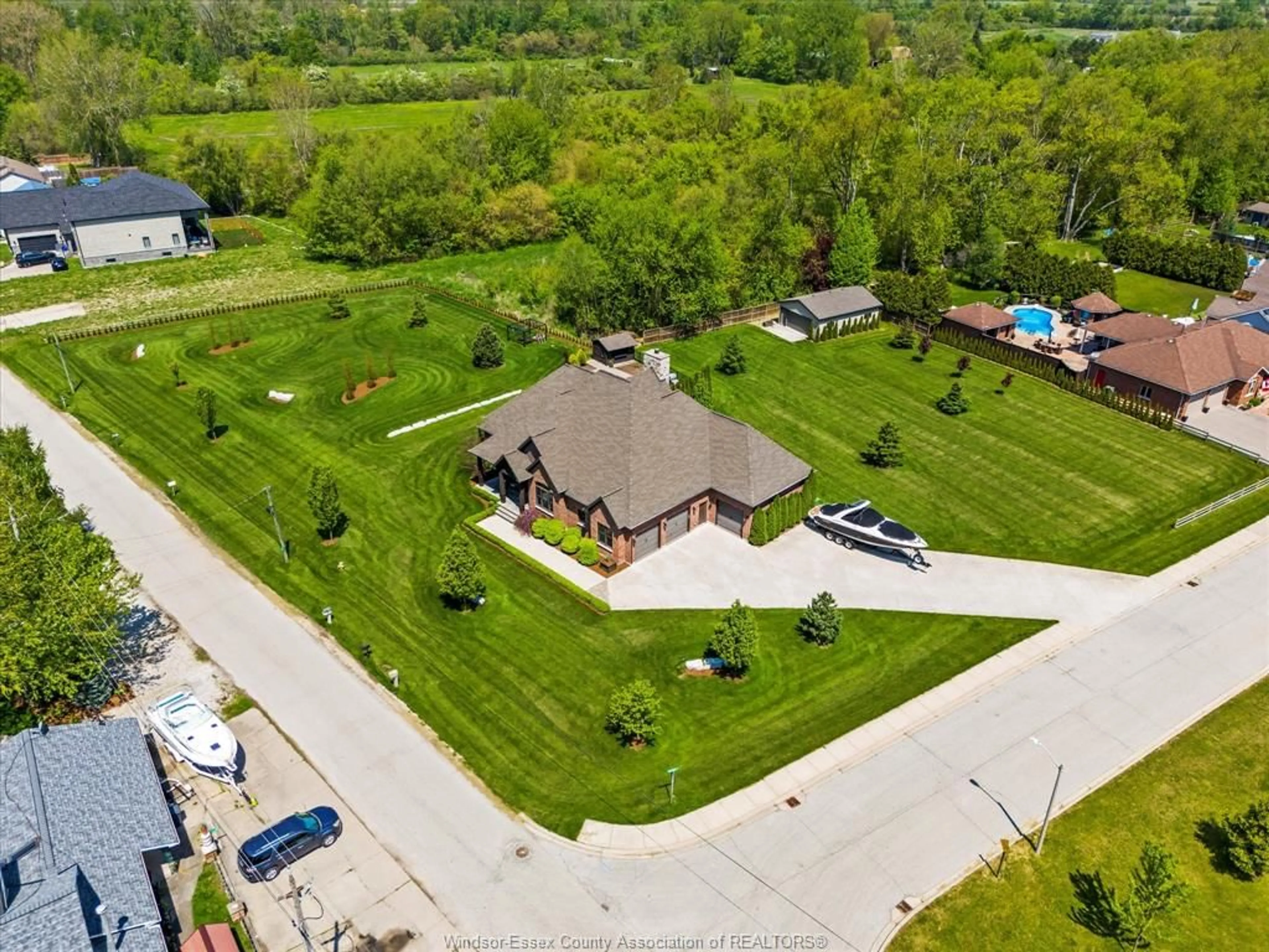 A pic from outside/outdoor area/front of a property/back of a property/a pic from drone, unknown for 36 Willow Beach Rd, Amherstburg Ontario N9V 2Y8