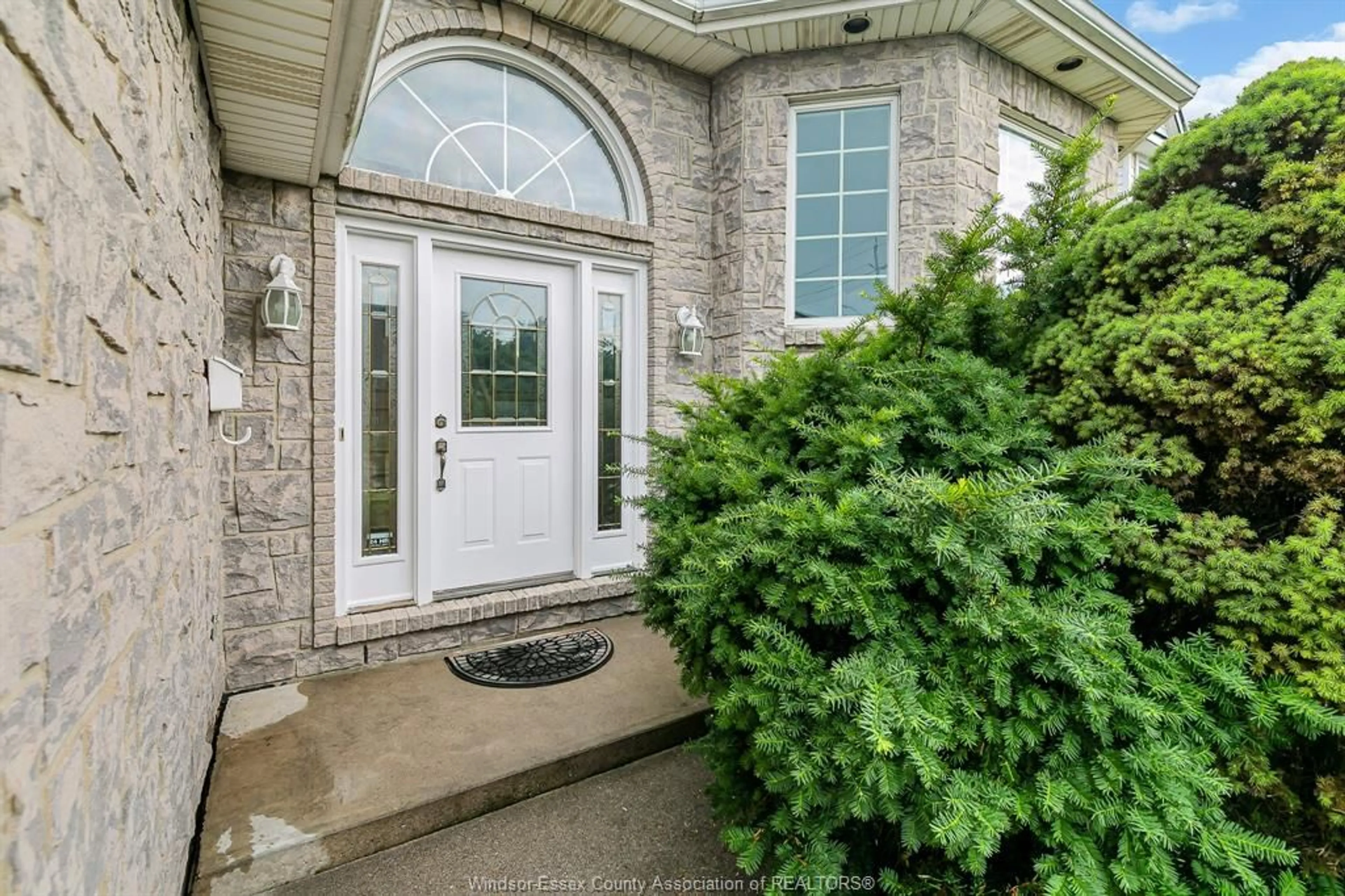 Indoor entryway for 2525 LABELLE, Windsor Ontario N9E 4K4
