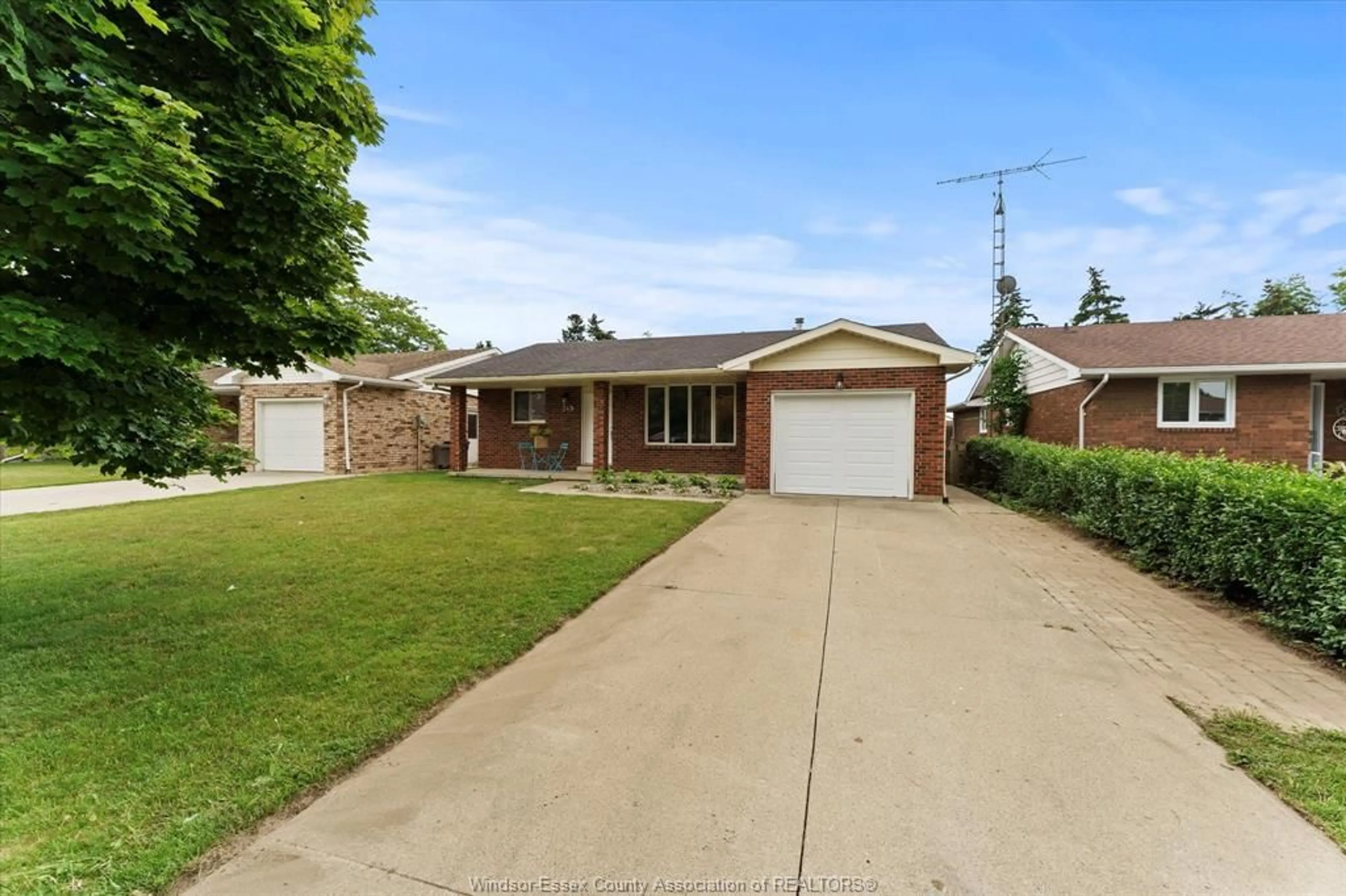 A pic from outside/outdoor area/front of a property/back of a property/a pic from drone, street for 249 MURRAY, Kingsville Ontario N9Y 3T4