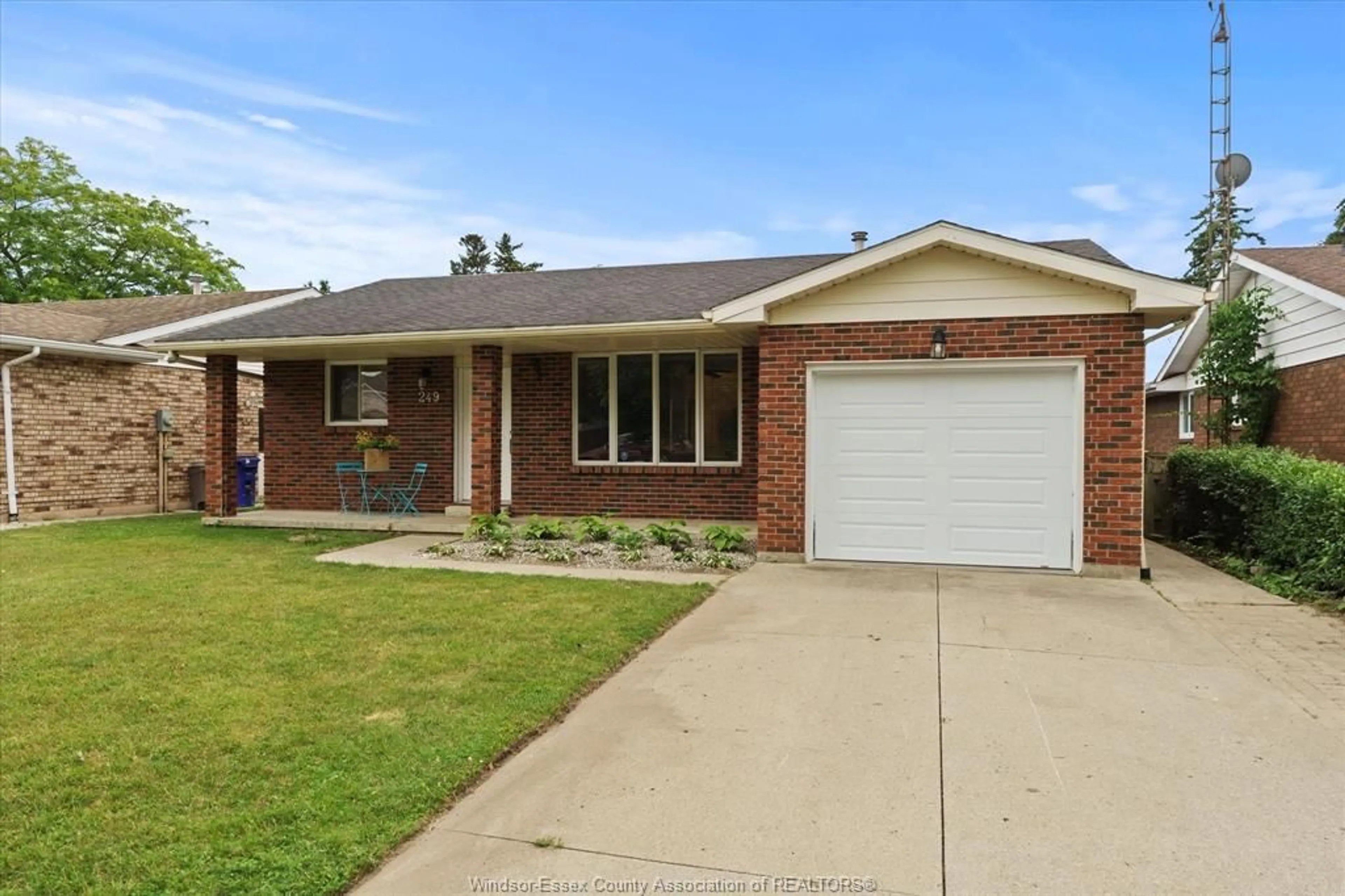 Home with brick exterior material, street for 249 MURRAY, Kingsville Ontario N9Y 3T4