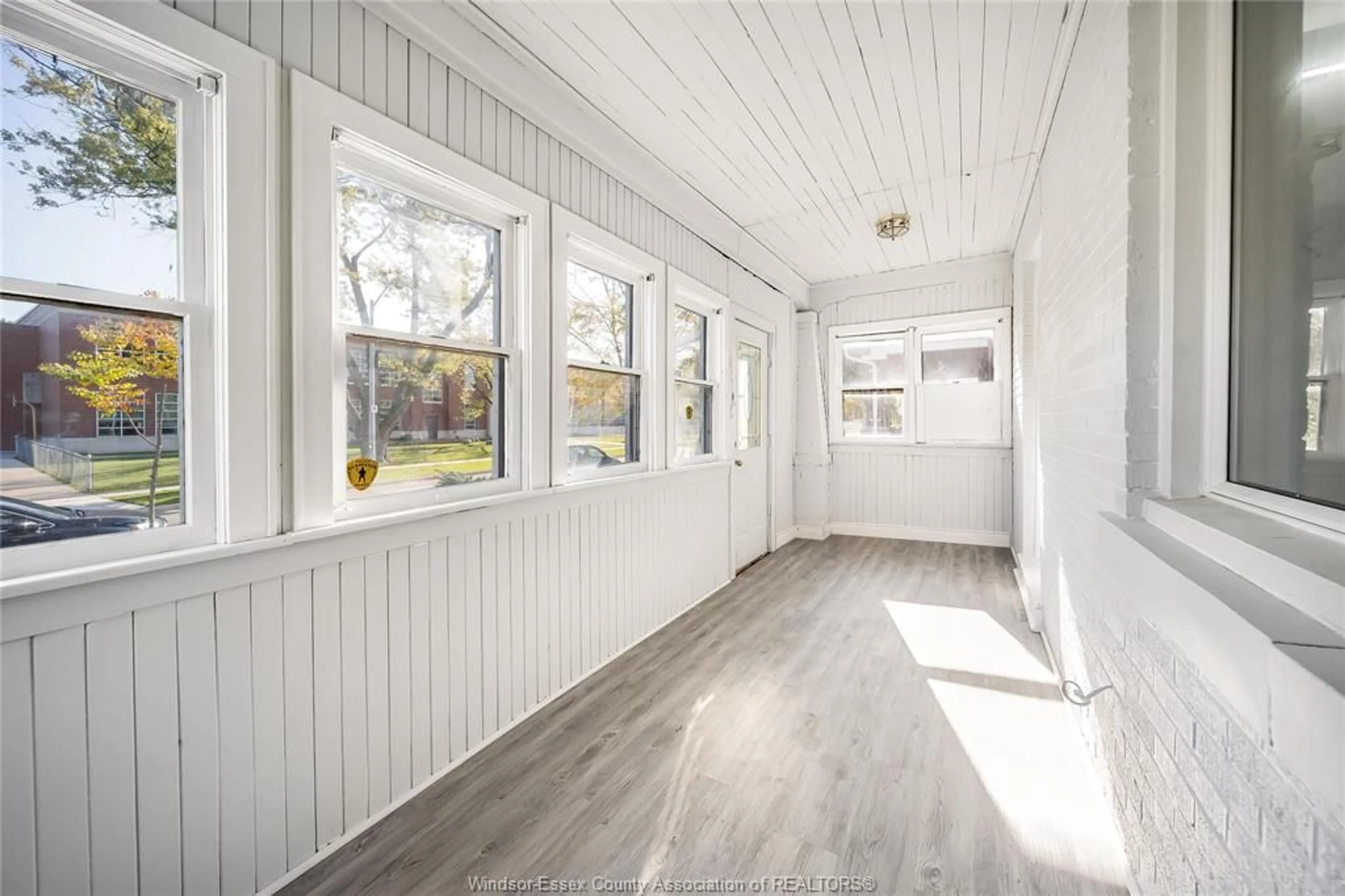 Indoor entryway for 1637 FRANCOIS Rd, Windsor Ontario N8Y 4L8