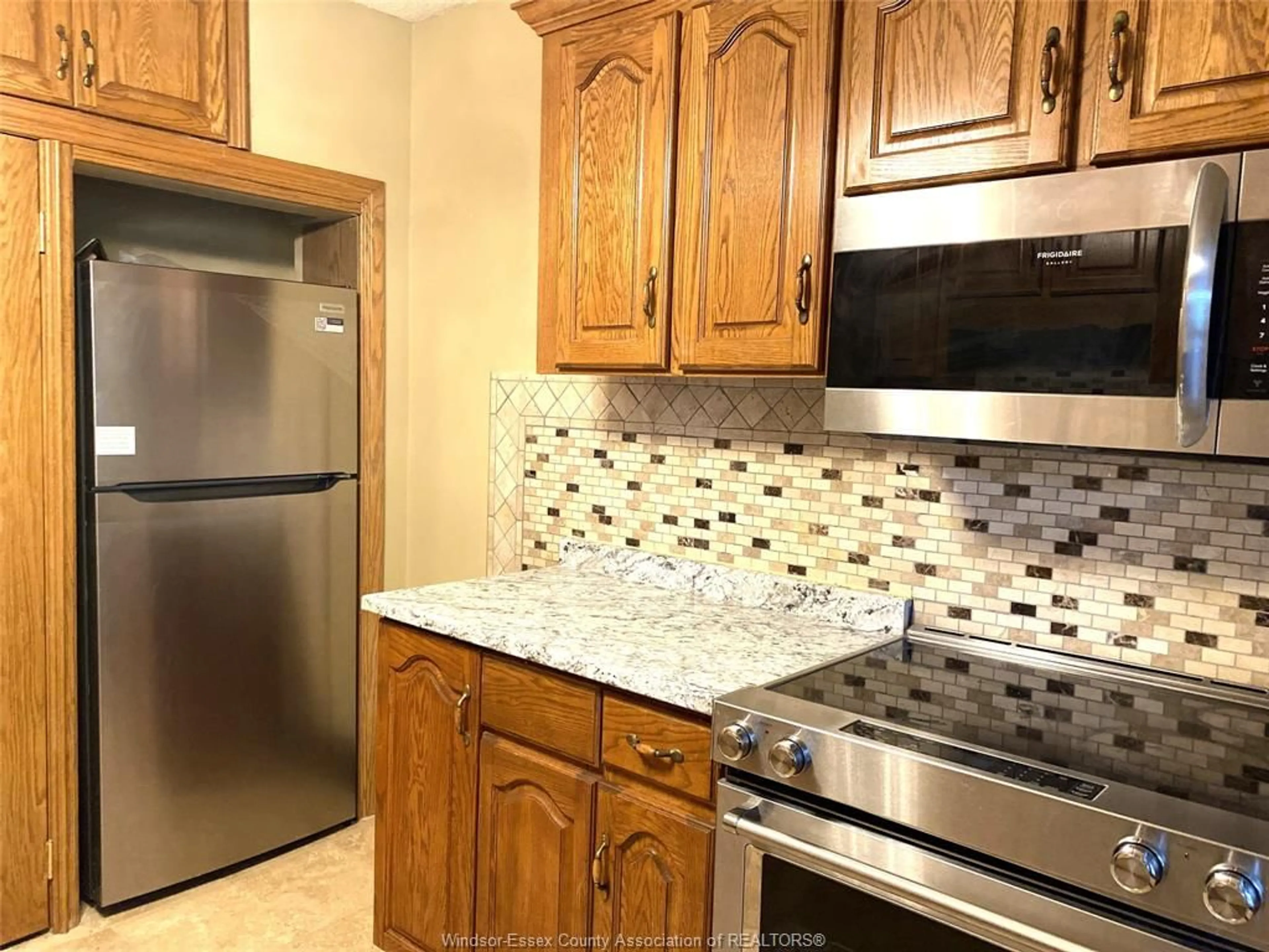 Standard kitchen, ceramic/tile floor for 1951 TOURANGEAU Rd, Windsor Ontario N8W 4N4
