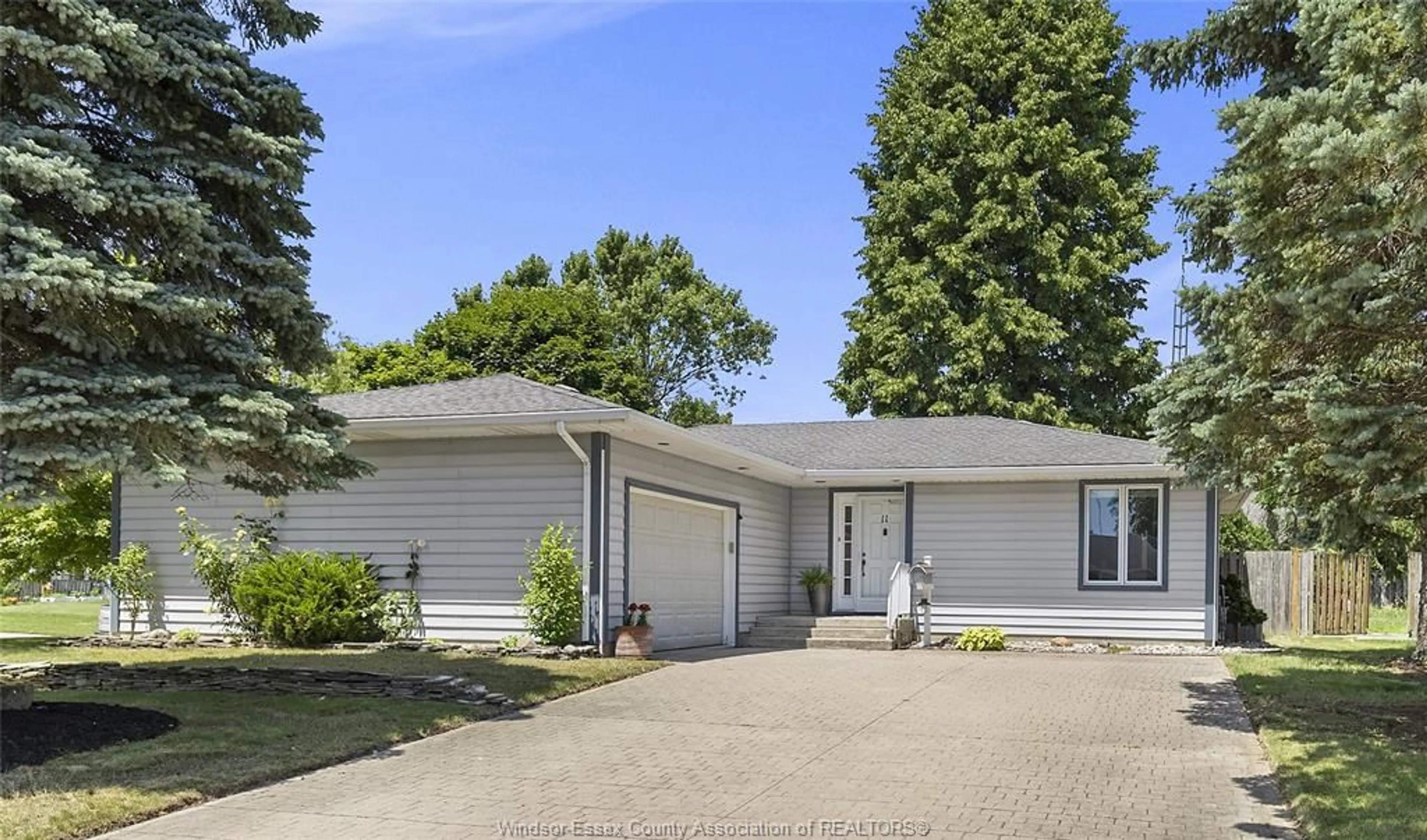 Home with vinyl exterior material, street for 11 WINSTON Cres, Kingsville Ontario N9Y 3T2