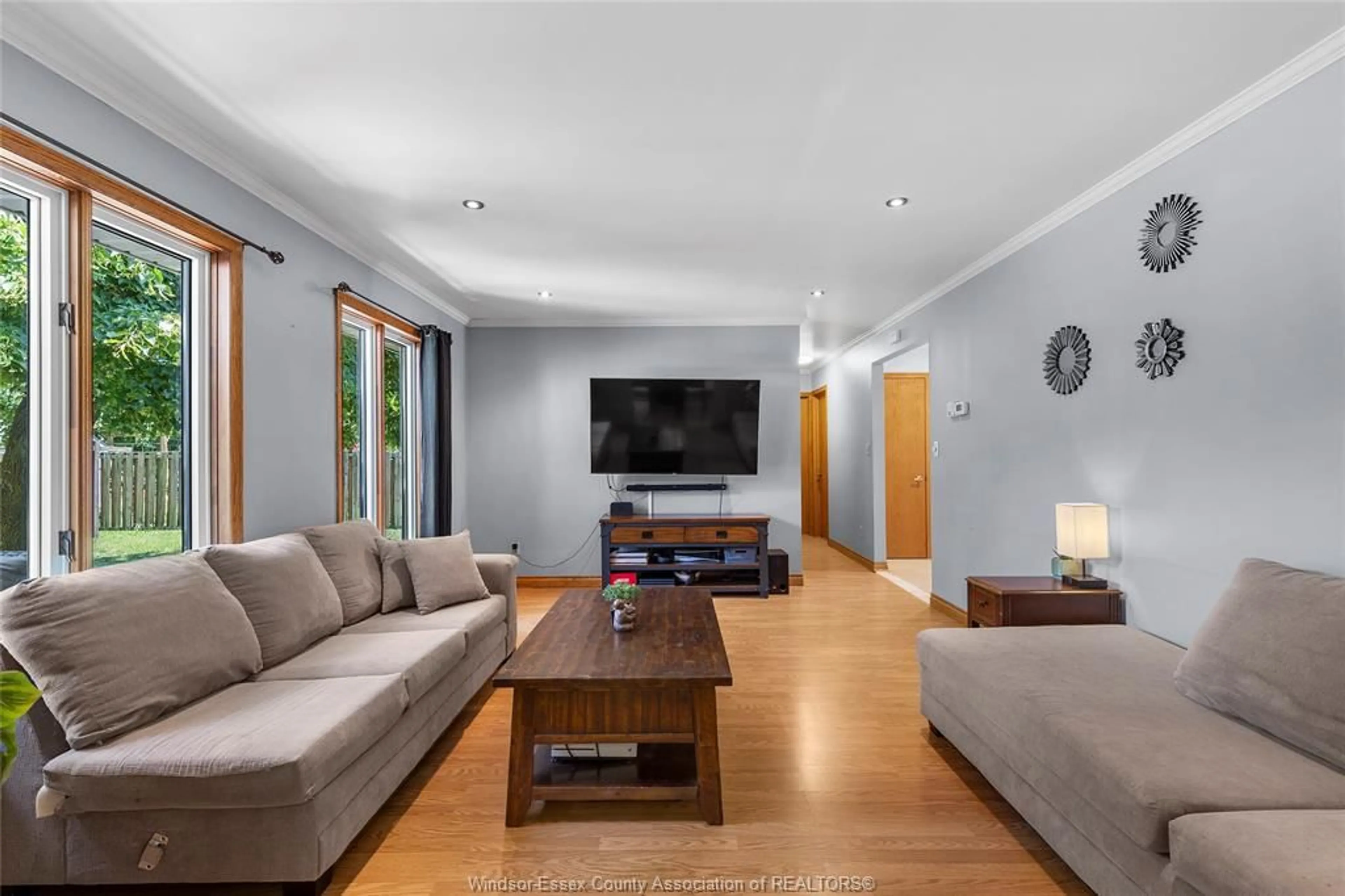 Living room with furniture, wood/laminate floor for 11 WINSTON Cres, Kingsville Ontario N9Y 3T2