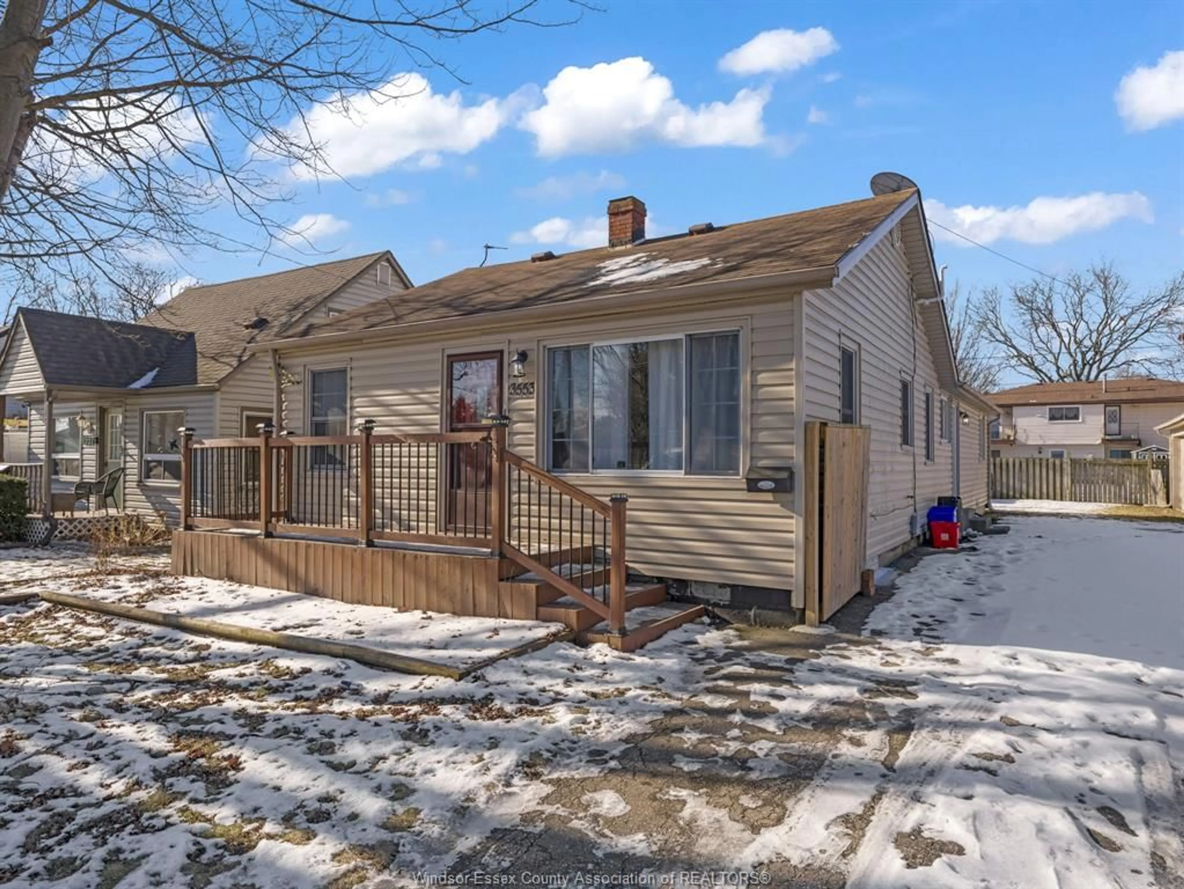 A pic from outside/outdoor area/front of a property/back of a property/a pic from drone, street for 3553 TURNER Rd, Windsor Ontario N8W 3M7