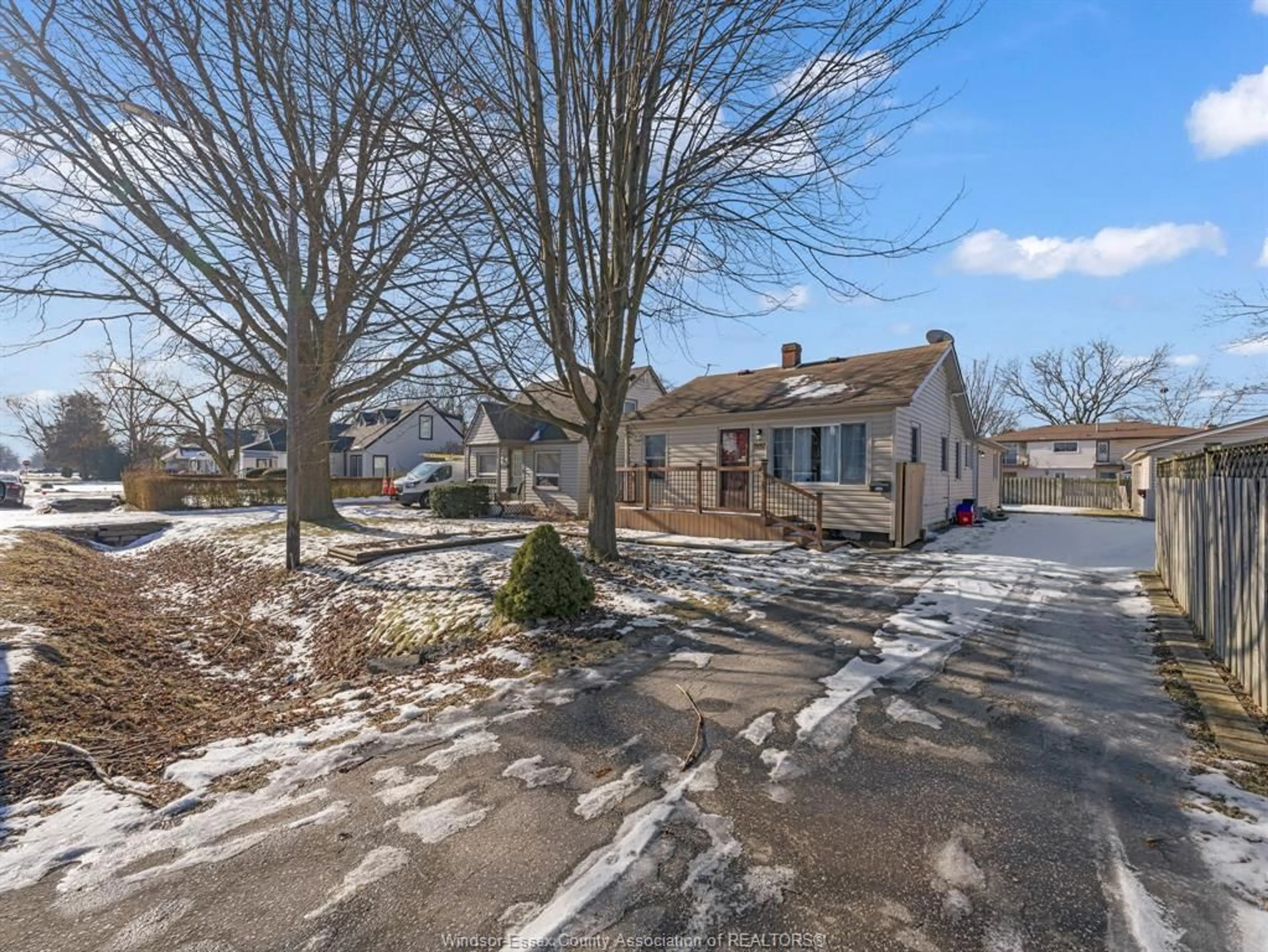 A pic from outside/outdoor area/front of a property/back of a property/a pic from drone, street for 3553 TURNER Rd, Windsor Ontario N8W 3M7
