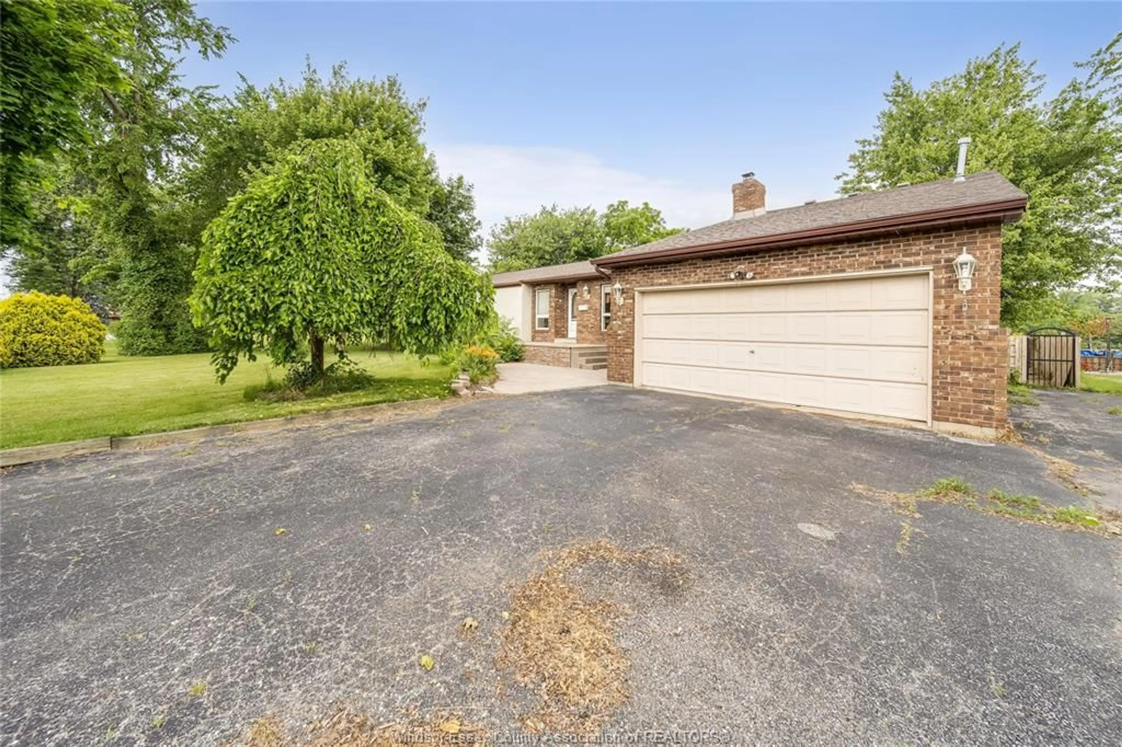 A pic from outside/outdoor area/front of a property/back of a property/a pic from drone, street for 1401 FRONT Rd, Amherstburg Ontario N9V 2M5
