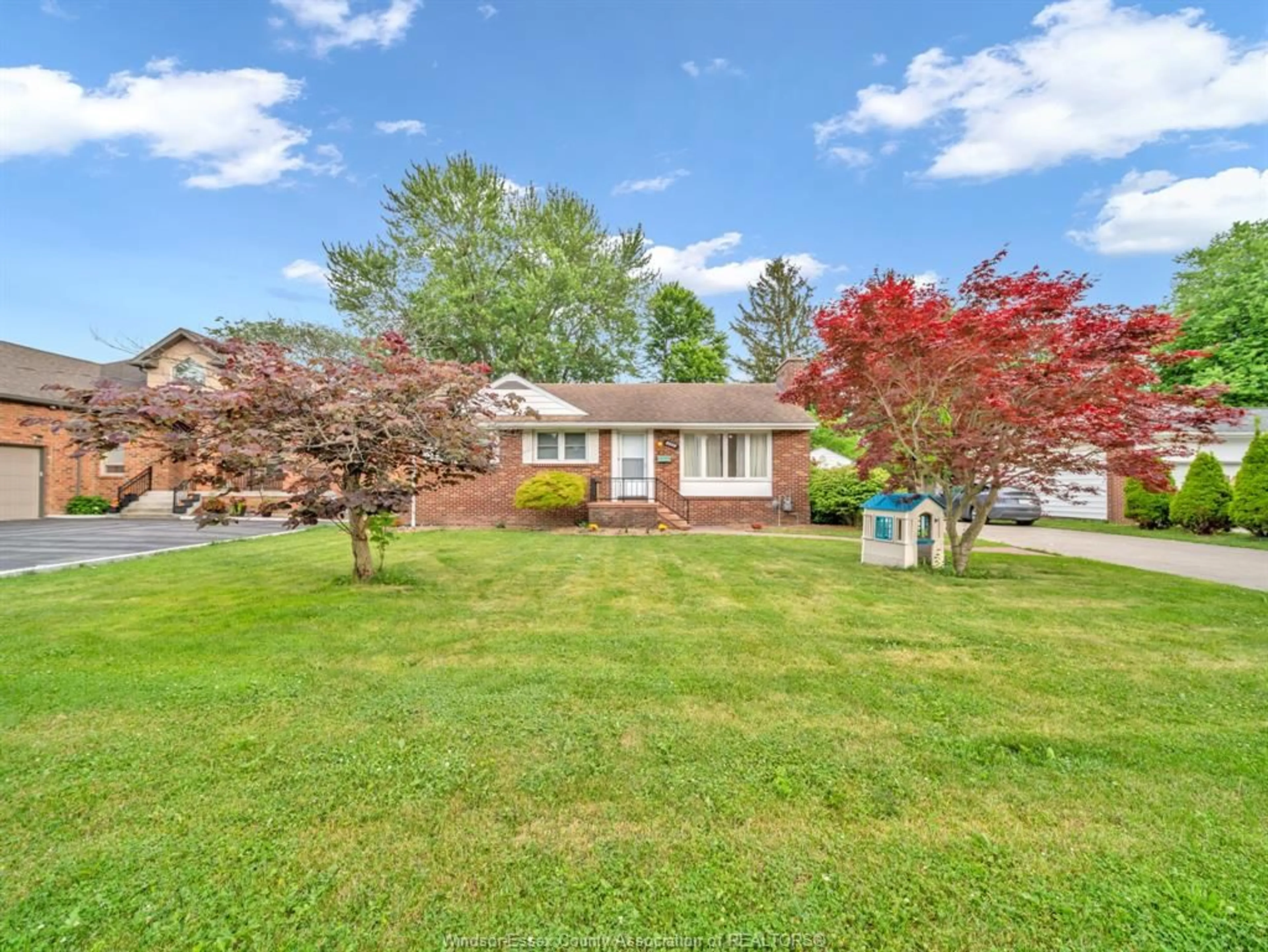 A pic from outside/outdoor area/front of a property/back of a property/a pic from drone, street for 1045 CABANA Rd, Windsor Ontario N9G 1B6