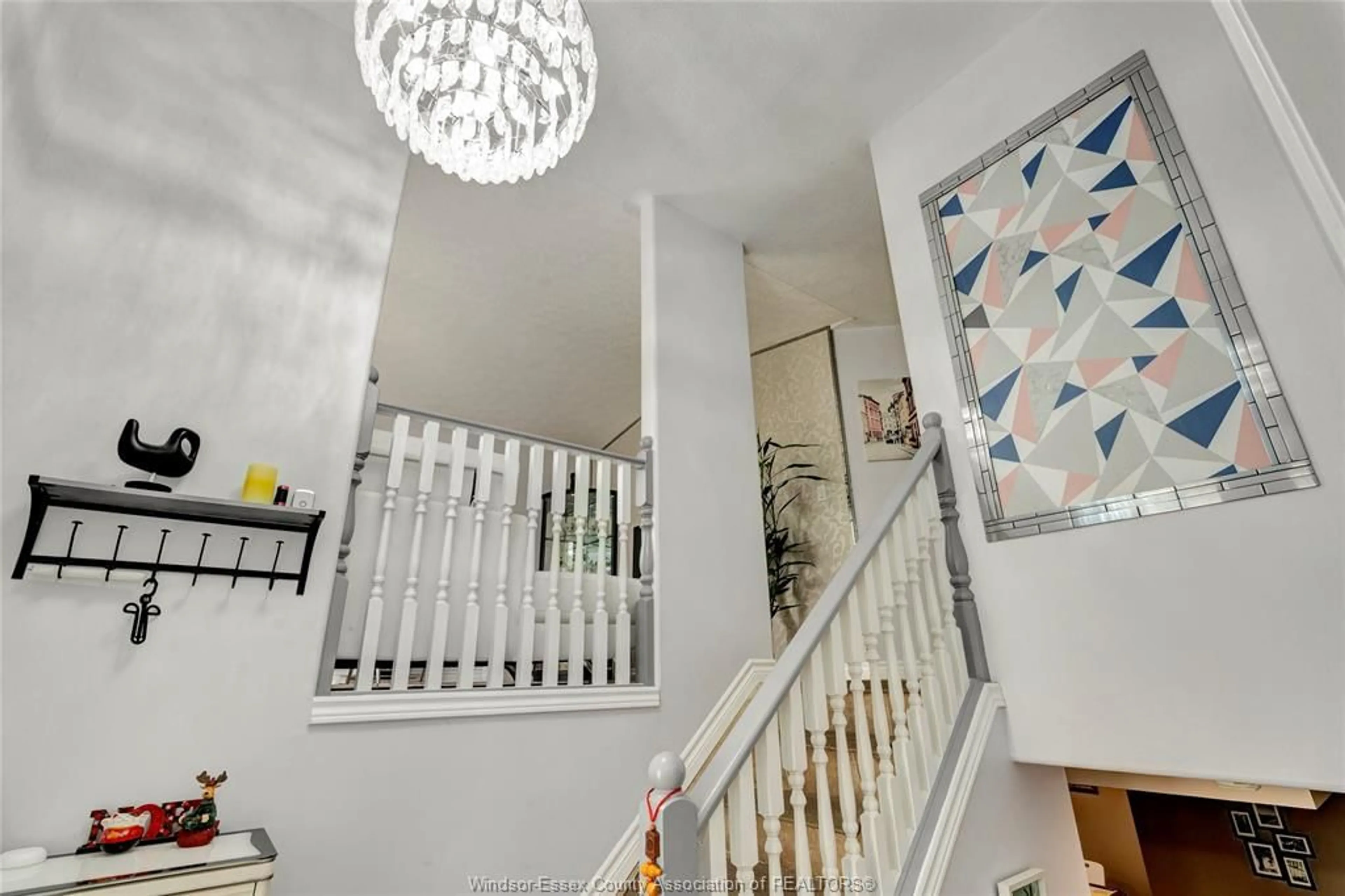Indoor foyer for 1431 FULLER Cres, Windsor Ontario N8W 5S5