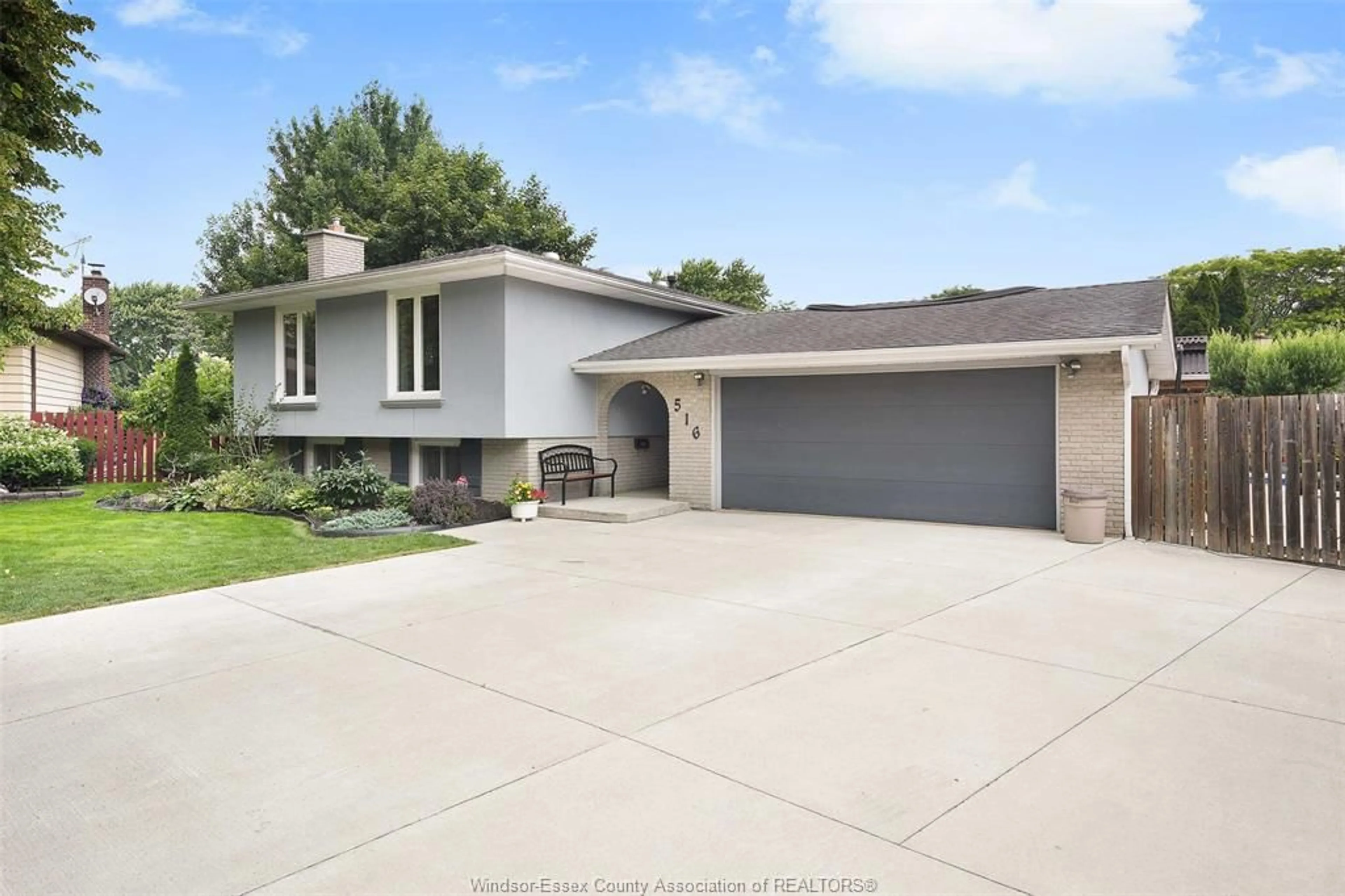 Home with vinyl exterior material, street for 516 WELLWOOD Crt, Tecumseh Ontario N8N 5E2