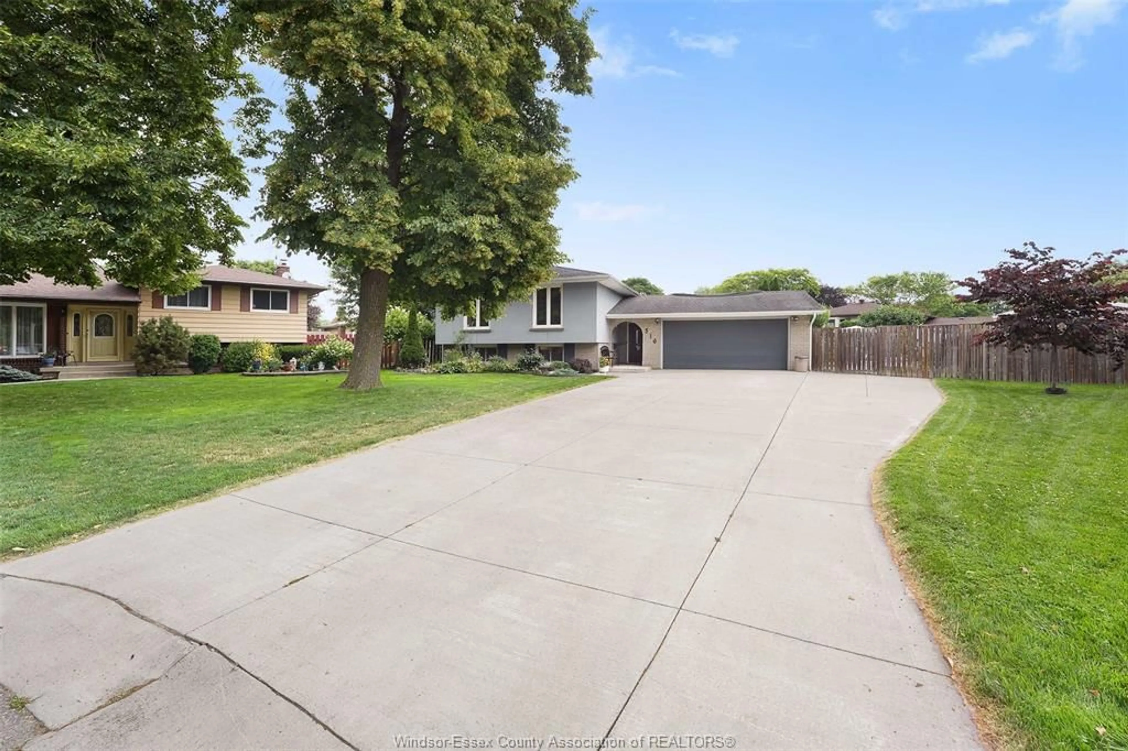 A pic from outside/outdoor area/front of a property/back of a property/a pic from drone, street for 516 WELLWOOD Crt, Tecumseh Ontario N8N 5E2
