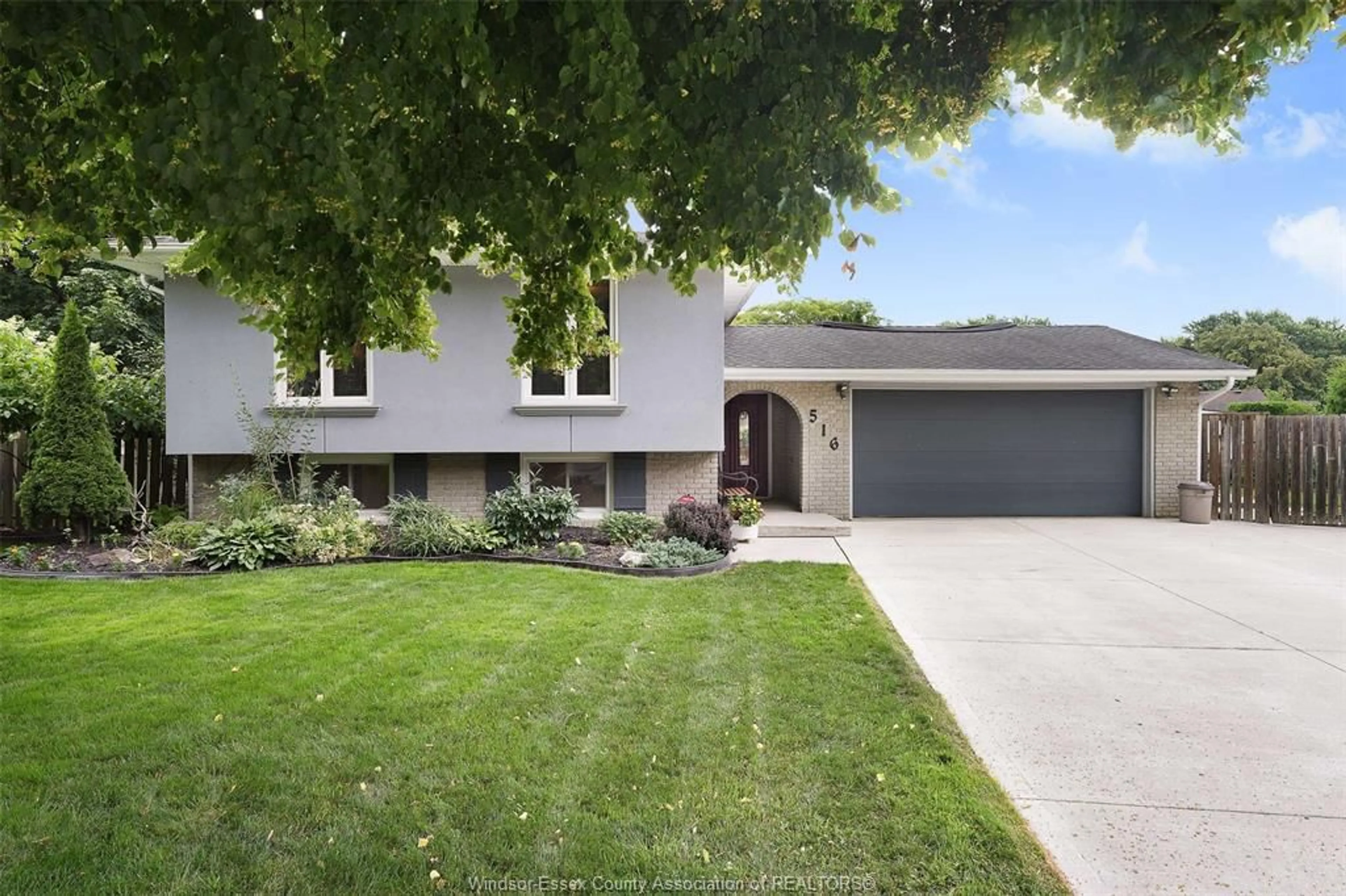Home with vinyl exterior material, street for 516 WELLWOOD Crt, Tecumseh Ontario N8N 5E2