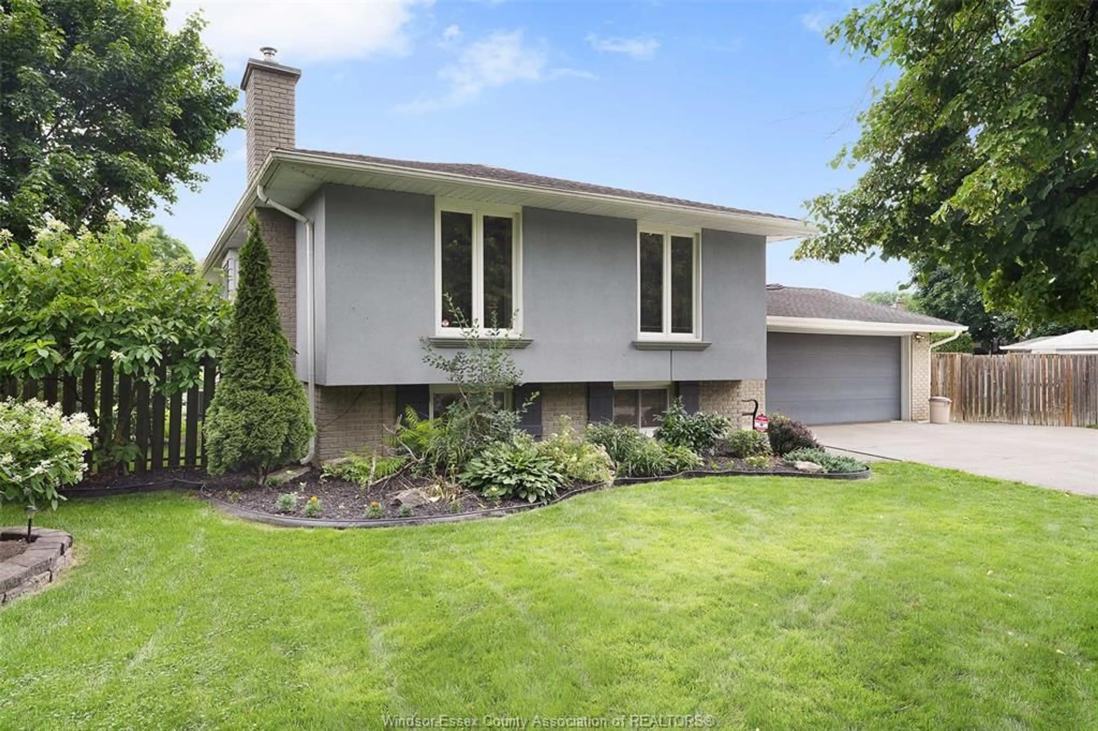 Home with vinyl exterior material, street for 516 WELLWOOD Crt, Tecumseh Ontario N8N 5E2