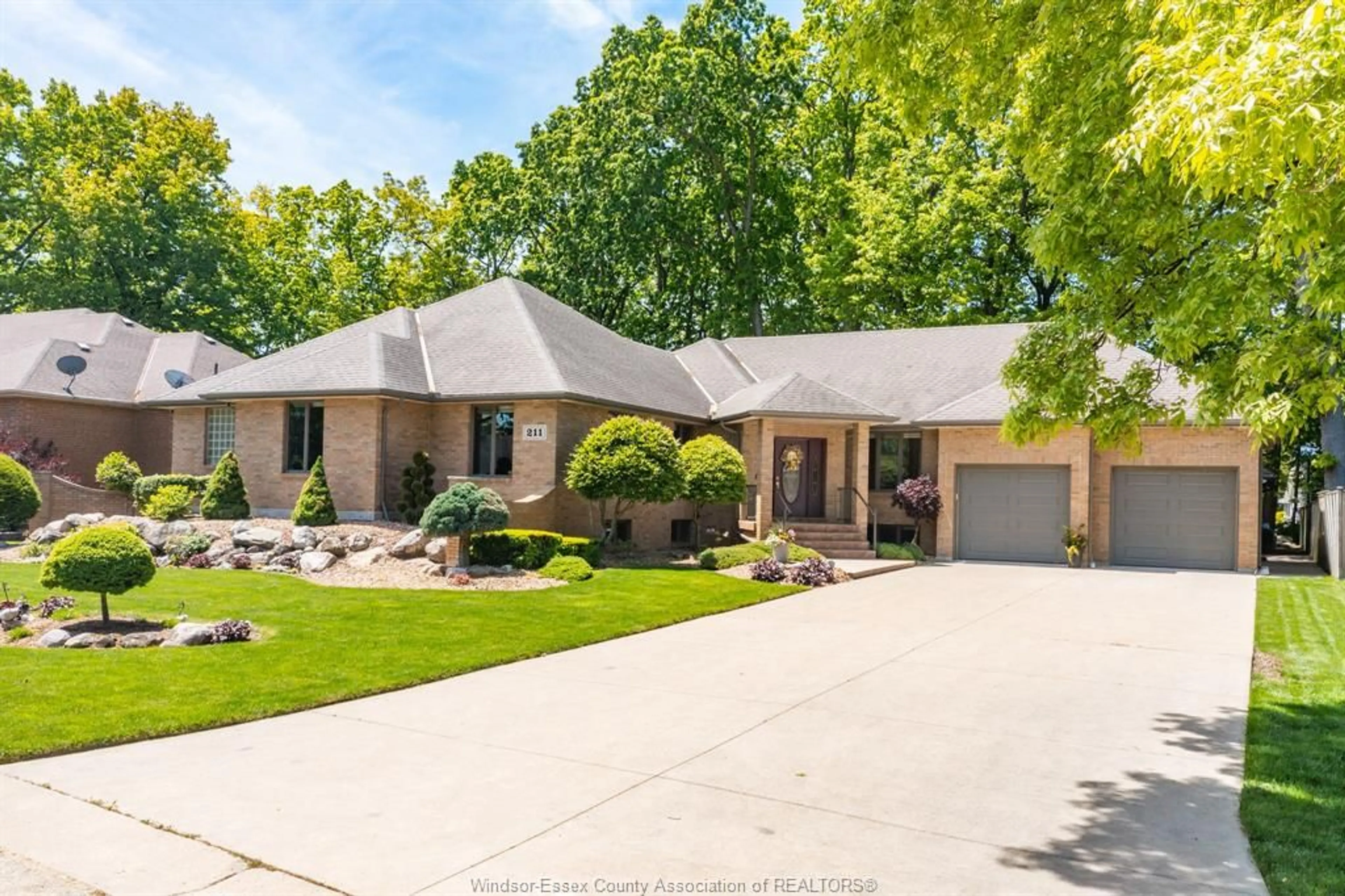 A pic from outside/outdoor area/front of a property/back of a property/a pic from drone, street for 211 WOODLAND Dr, Harrow Ontario N0R 1G0