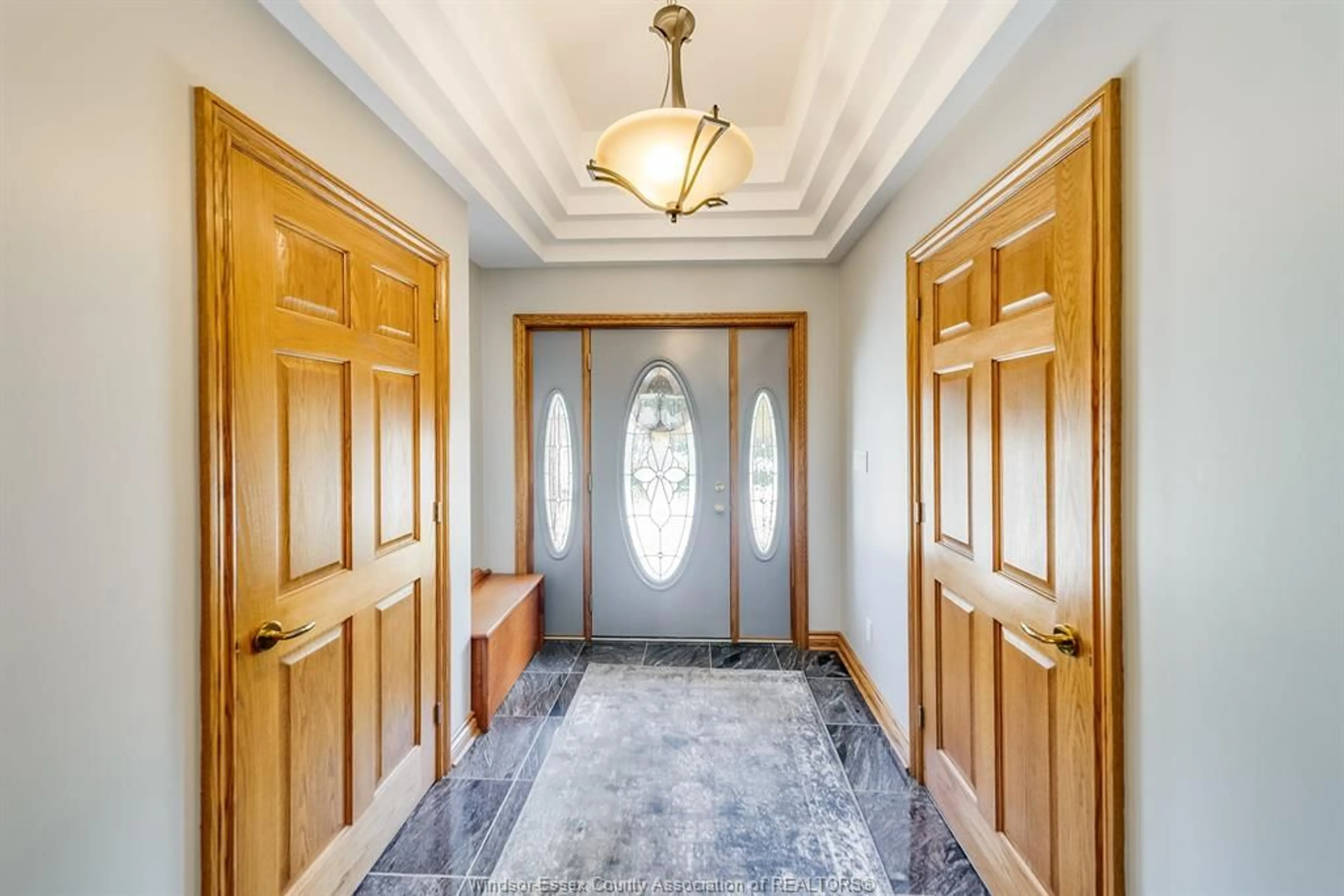 Indoor foyer for 211 WOODLAND Dr, Harrow Ontario N0R 1G0