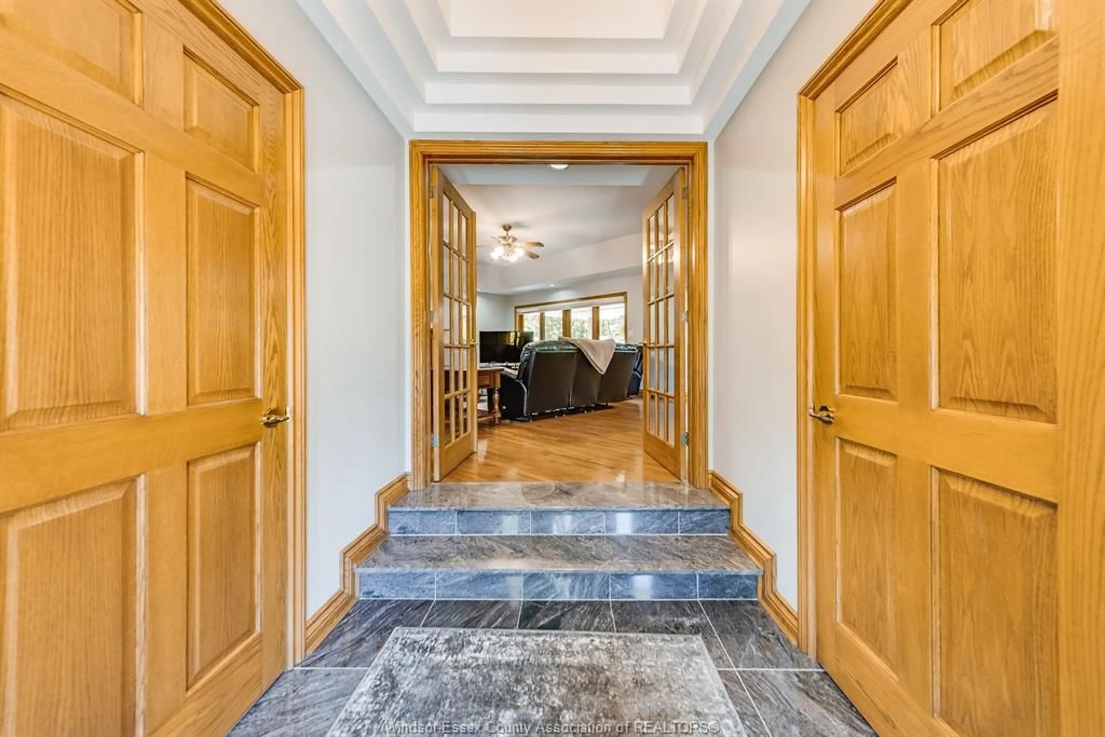 Indoor foyer for 211 WOODLAND Dr, Harrow Ontario N0R 1G0