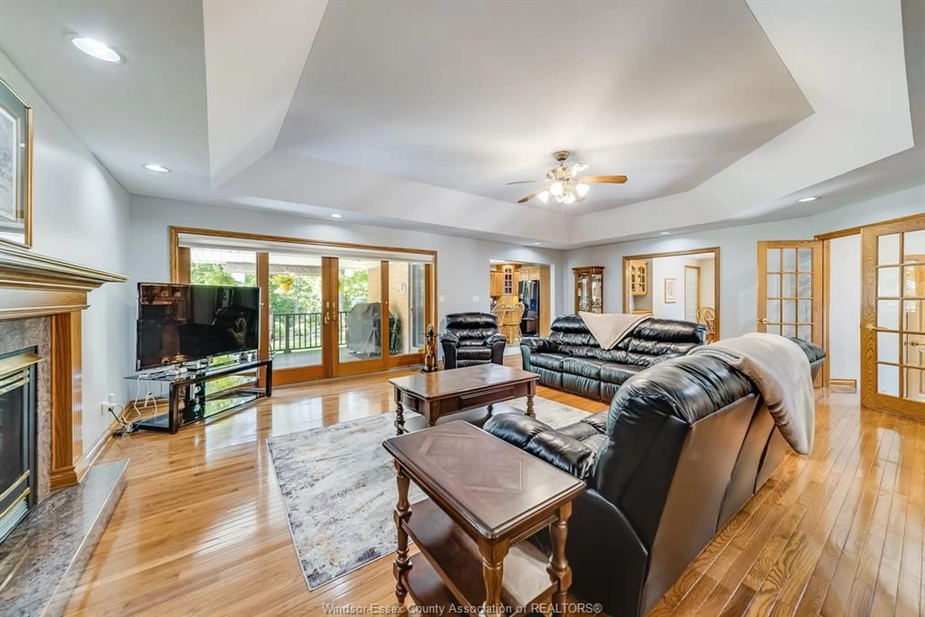 Living room with furniture, wood/laminate floor for 211 WOODLAND Dr, Harrow Ontario N0R 1G0