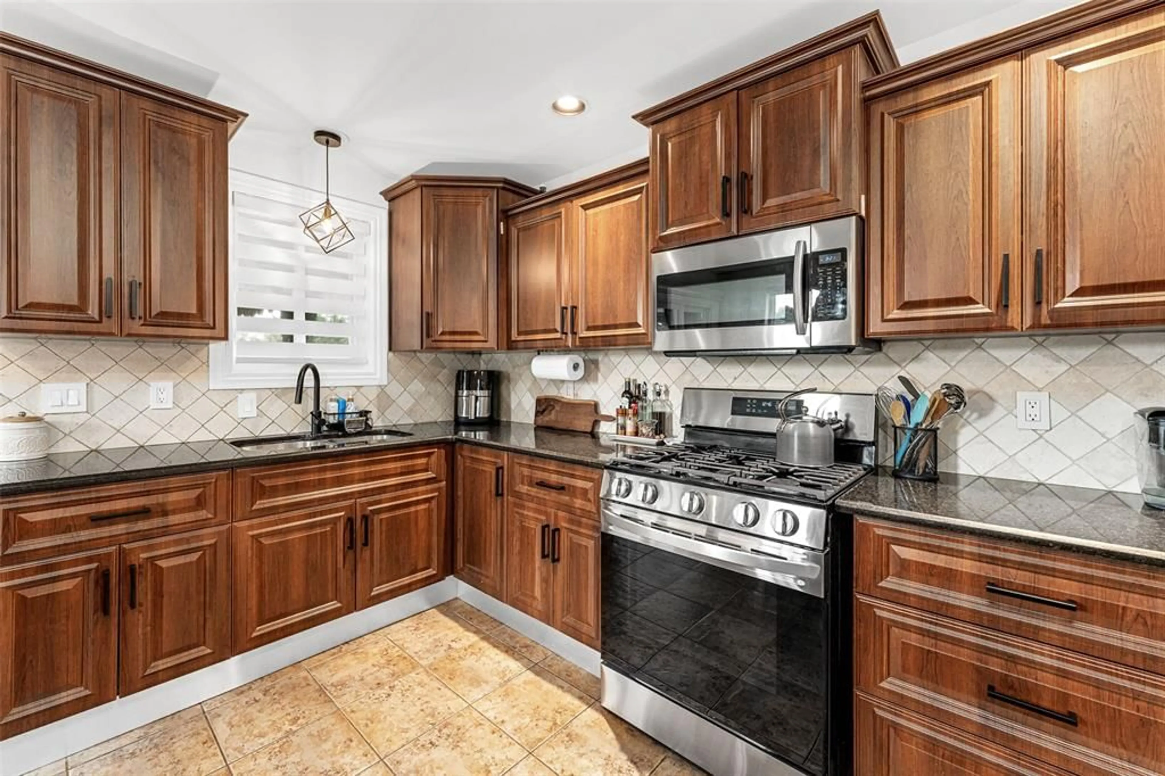 Standard kitchen, ceramic/tile floor for 1078 MONARCH MEADOWS Dr, Lakeshore Ontario N0R 1A0