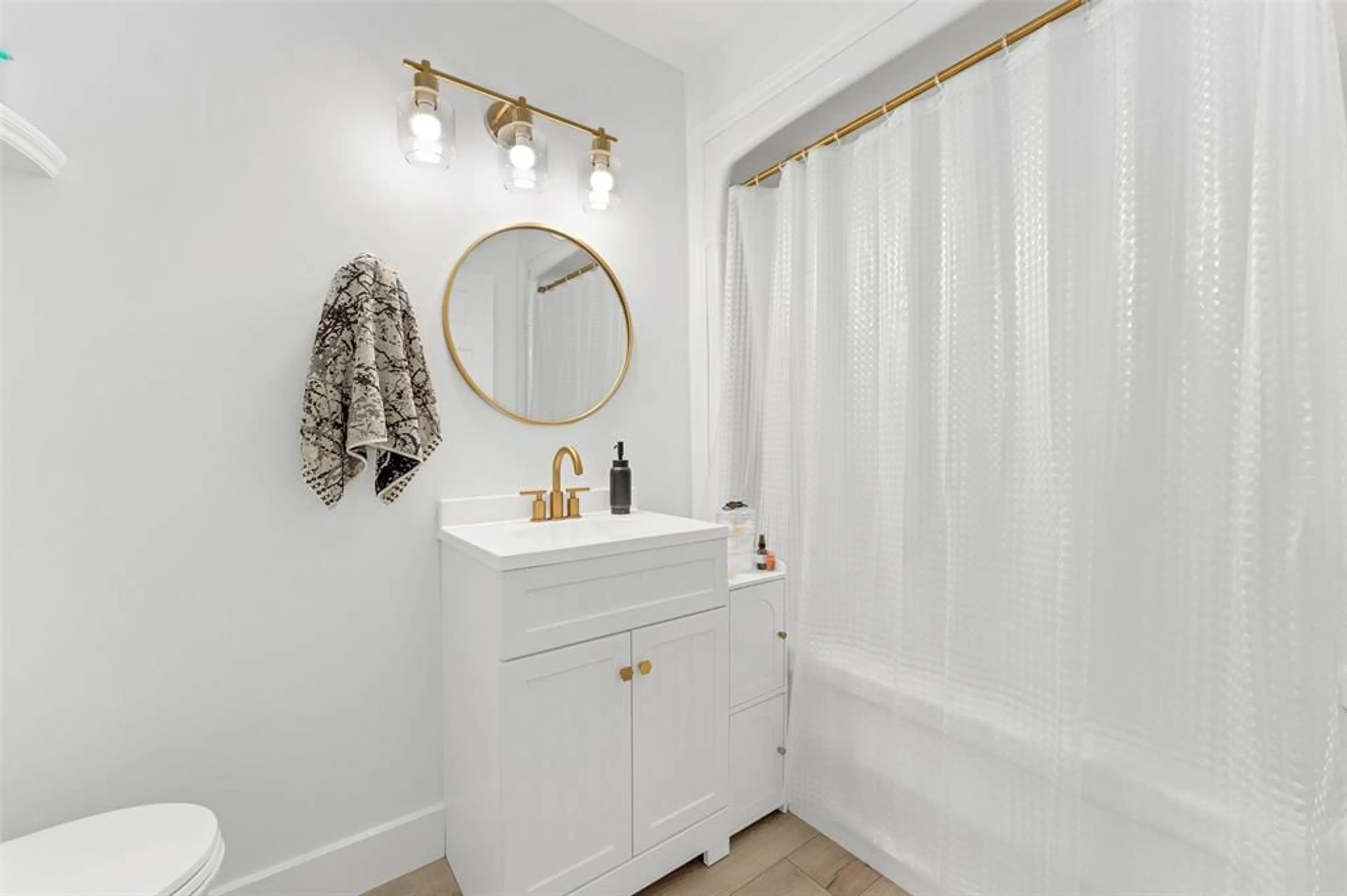Standard bathroom, ceramic/tile floor for 1078 MONARCH MEADOWS Dr, Lakeshore Ontario N0R 1A0