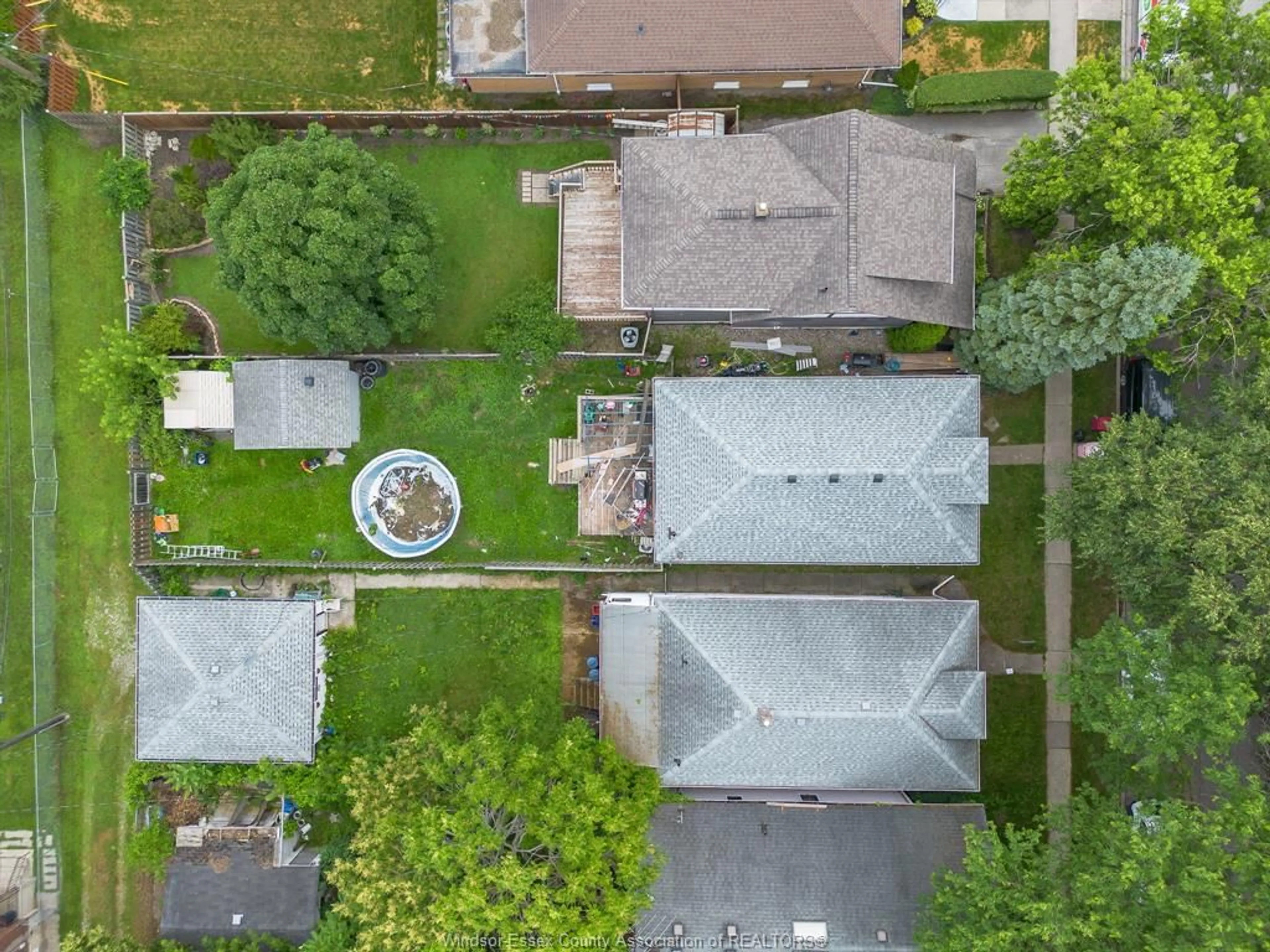 A pic from outside/outdoor area/front of a property/back of a property/a pic from drone, street for 356 CLINTON St, Windsor Ontario N8X 1A6