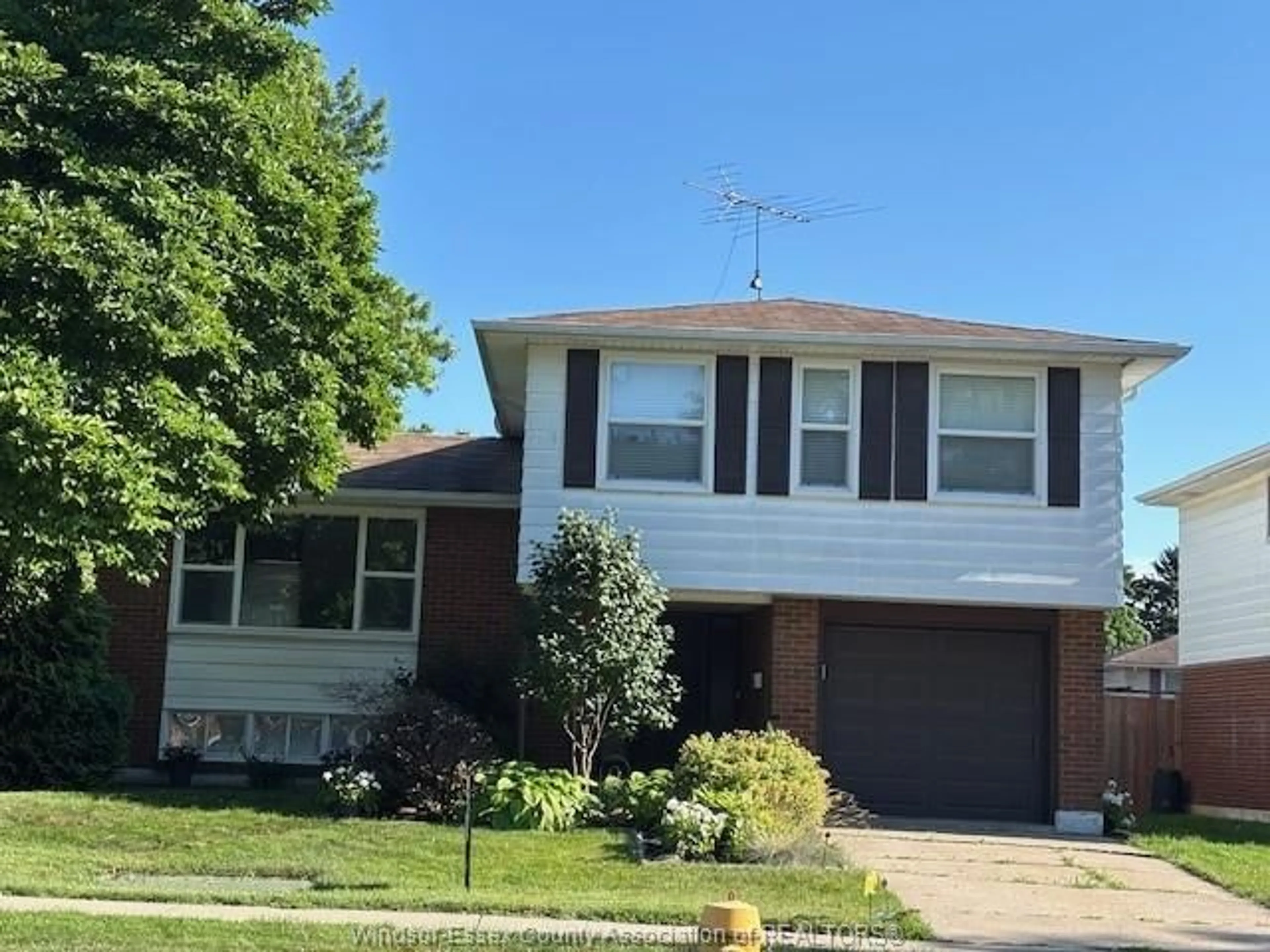 Home with vinyl exterior material, street for 9805 ESPLANADE, Windsor Ontario N8R 1J7