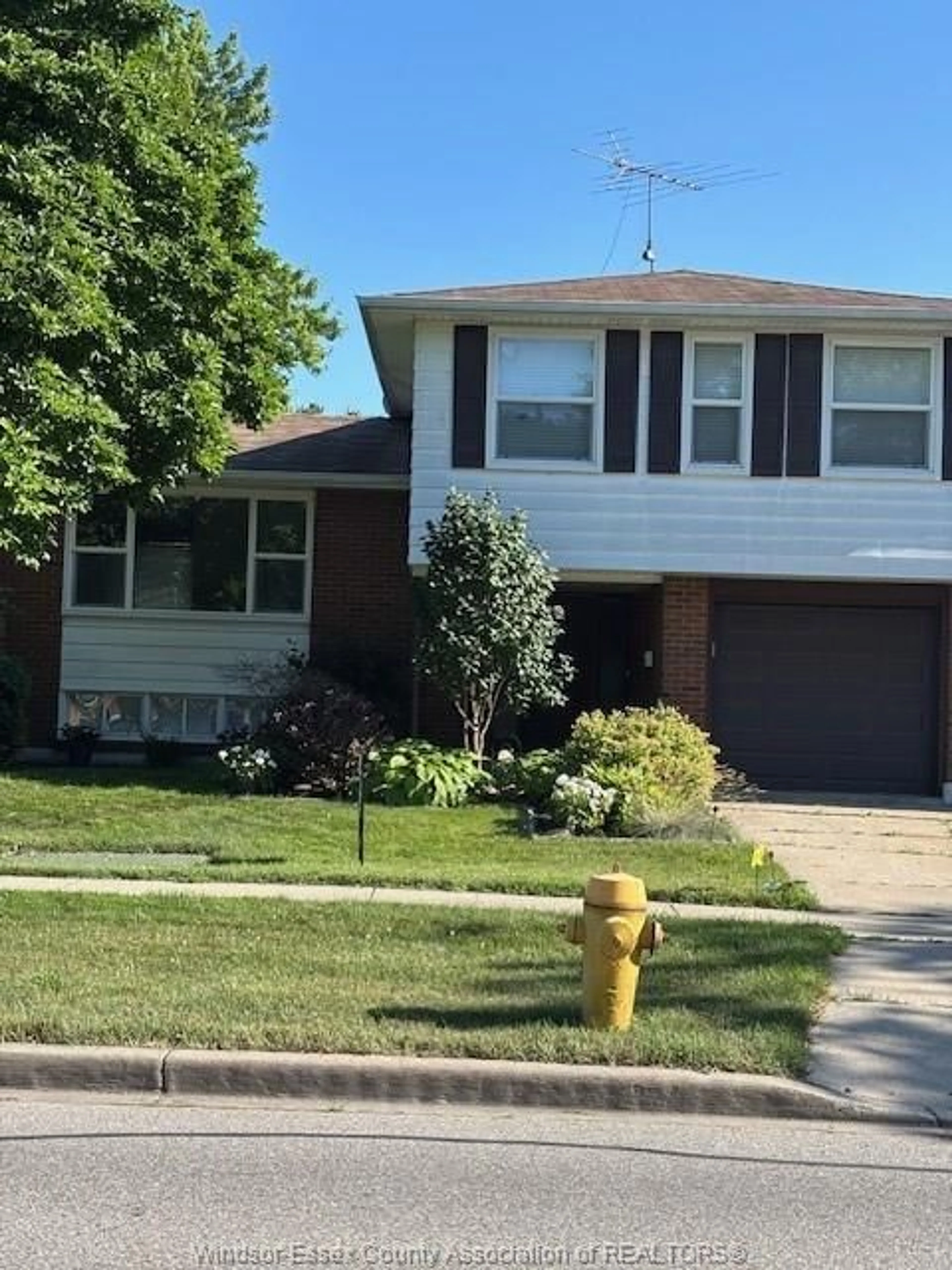 Home with vinyl exterior material, street for 9805 ESPLANADE, Windsor Ontario N8R 1J7