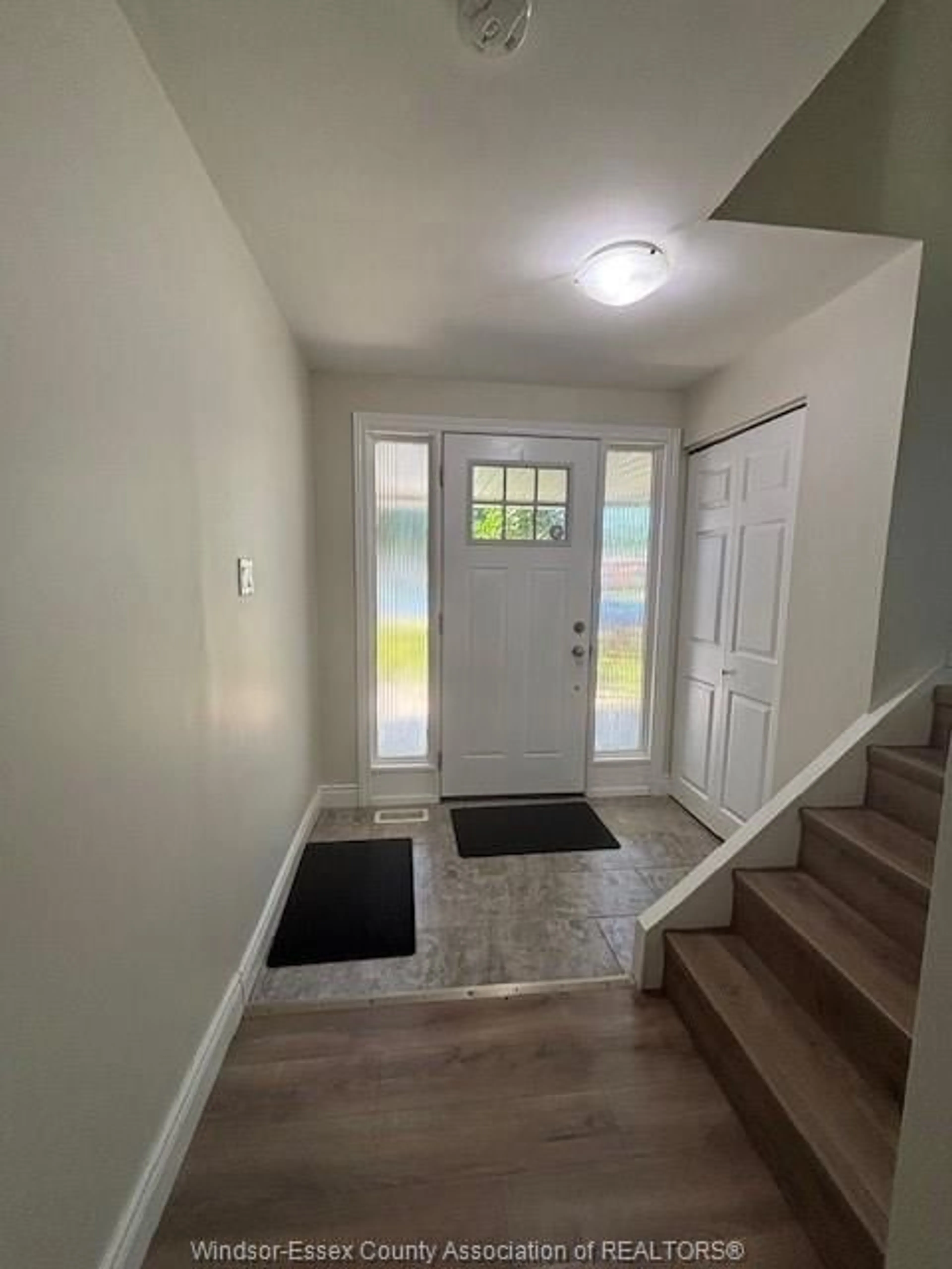 Indoor entryway for 9805 ESPLANADE, Windsor Ontario N8R 1J7