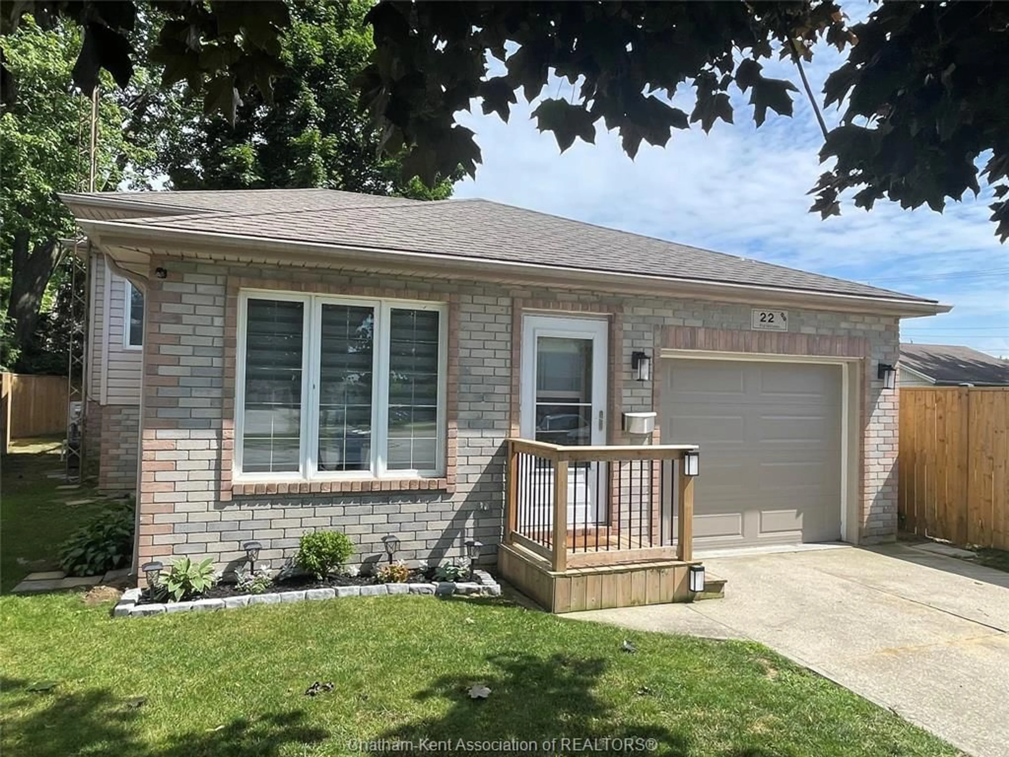Home with vinyl exterior material, street for 22 Fieldstone Pl, Chatham Ontario N7L 5N1