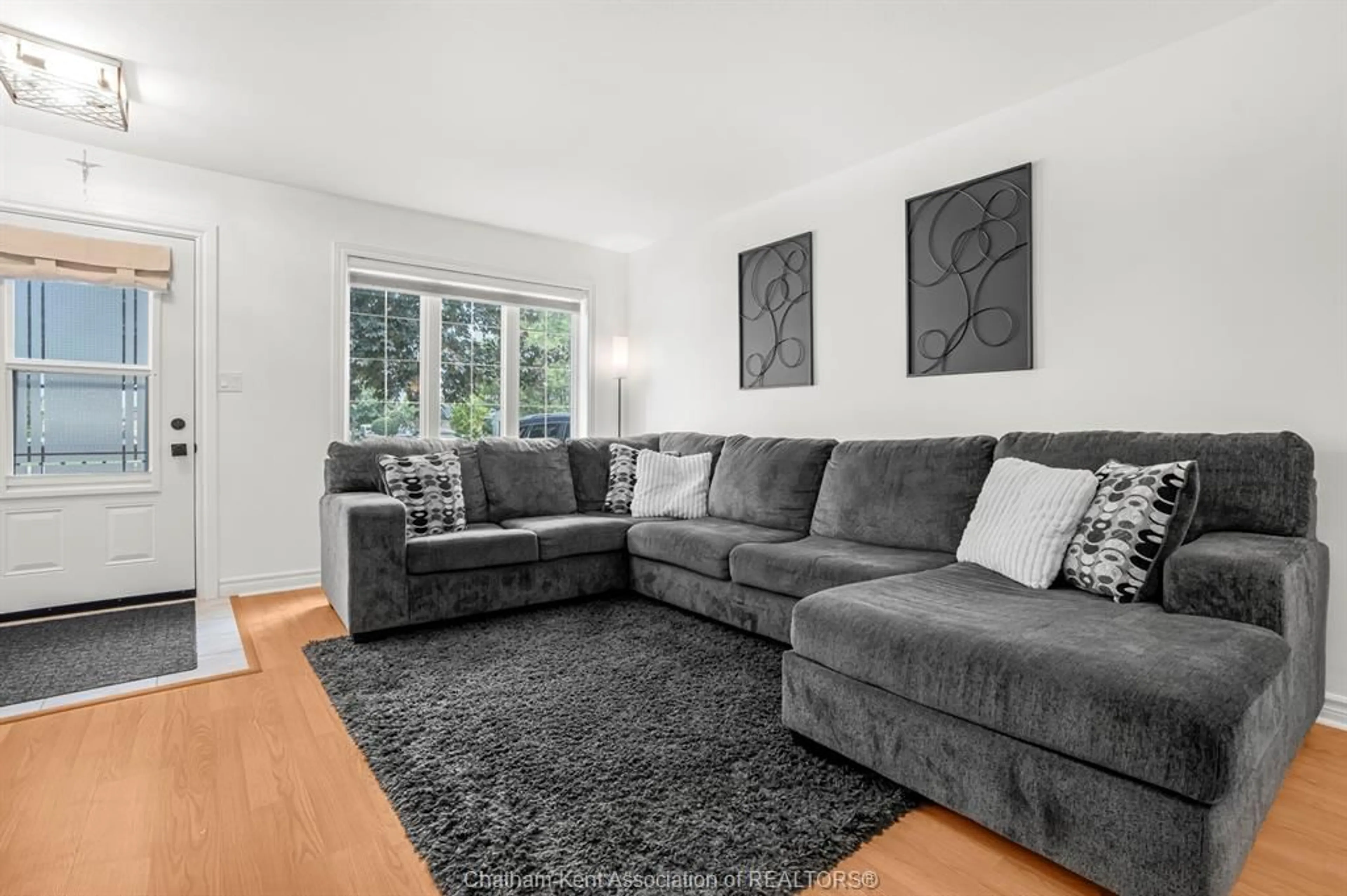 Living room with furniture, unknown for 22 Fieldstone Pl, Chatham Ontario N7L 5N1